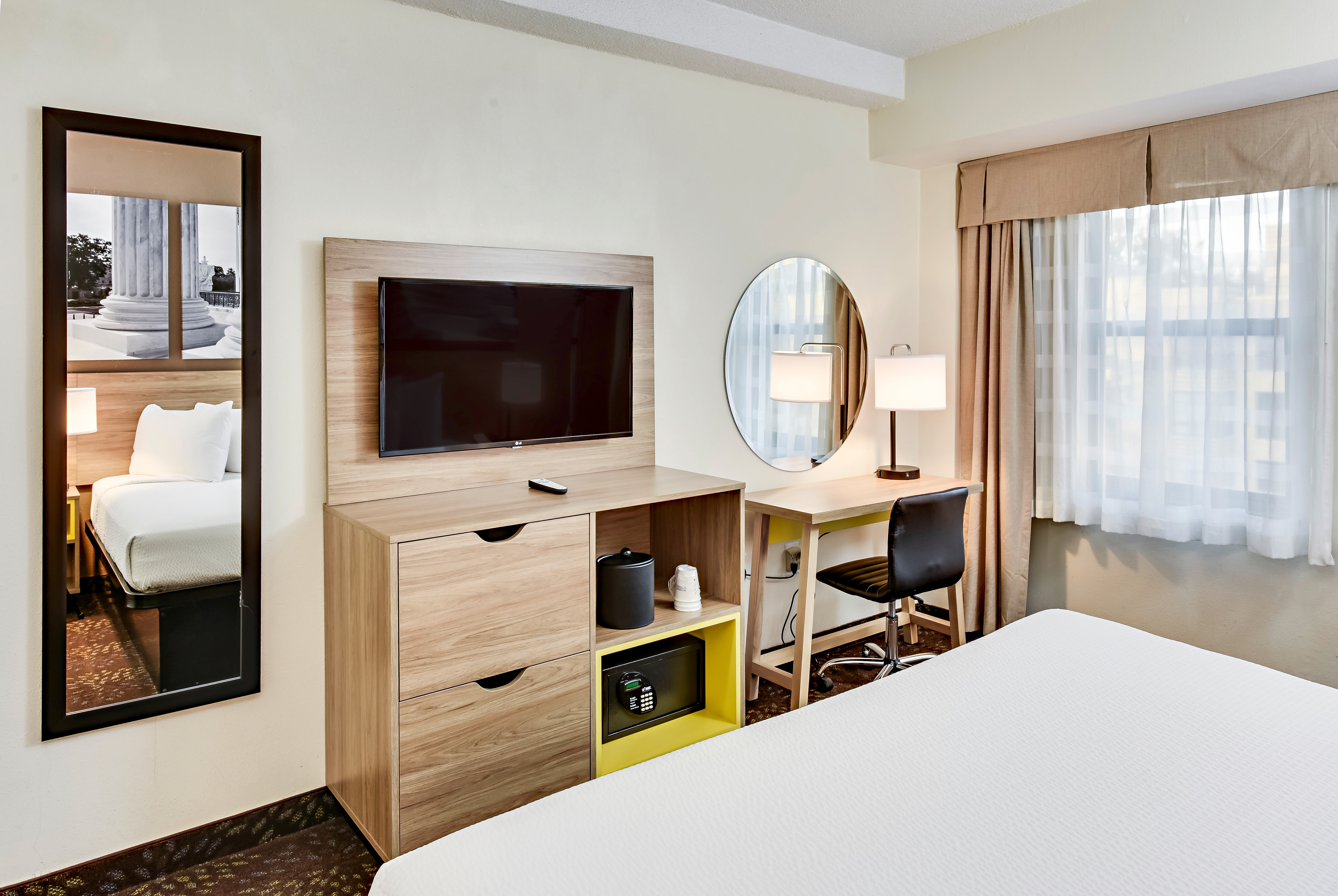 Guest room at the Days Inn by Wyndham Washington DC/Connecticut Avenue in Washington, District Of Columbia
