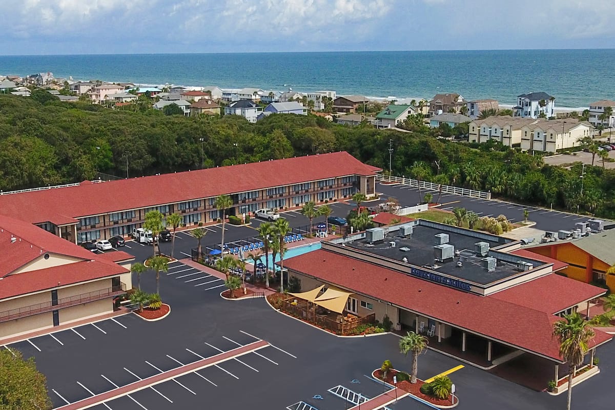 Days Inn Suites Amelia Island At The Beach Hotels Exterior Of Days Inn Suites Amelia Island At The Beach Hotel In