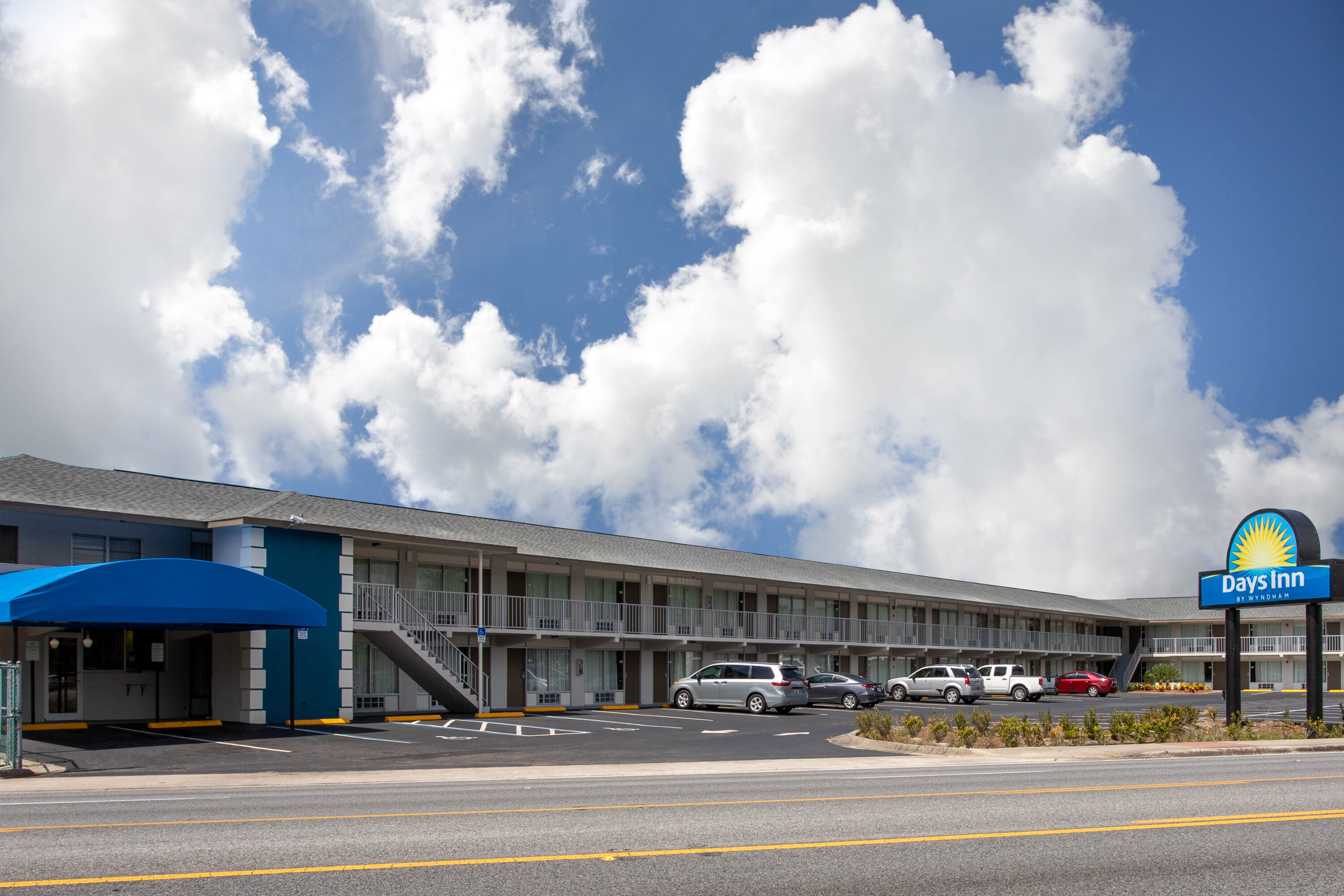 Exterior Day Image of Days Inn by Wyndham Apopka/Orlando hotel in APOPKA, Florida