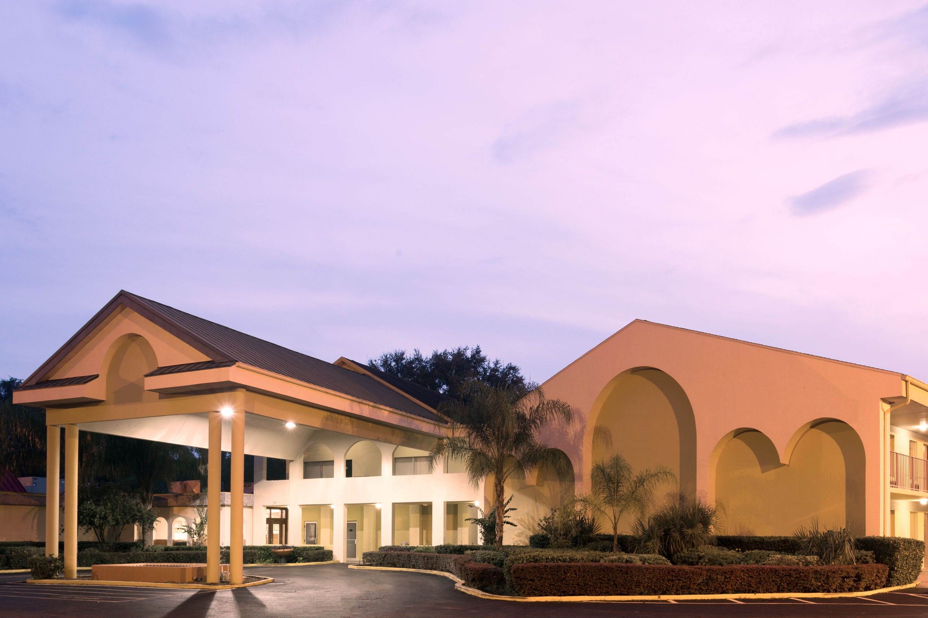 Exterior of Days Inn by Wyndham Crystal River hotel in Crystal River, Florida