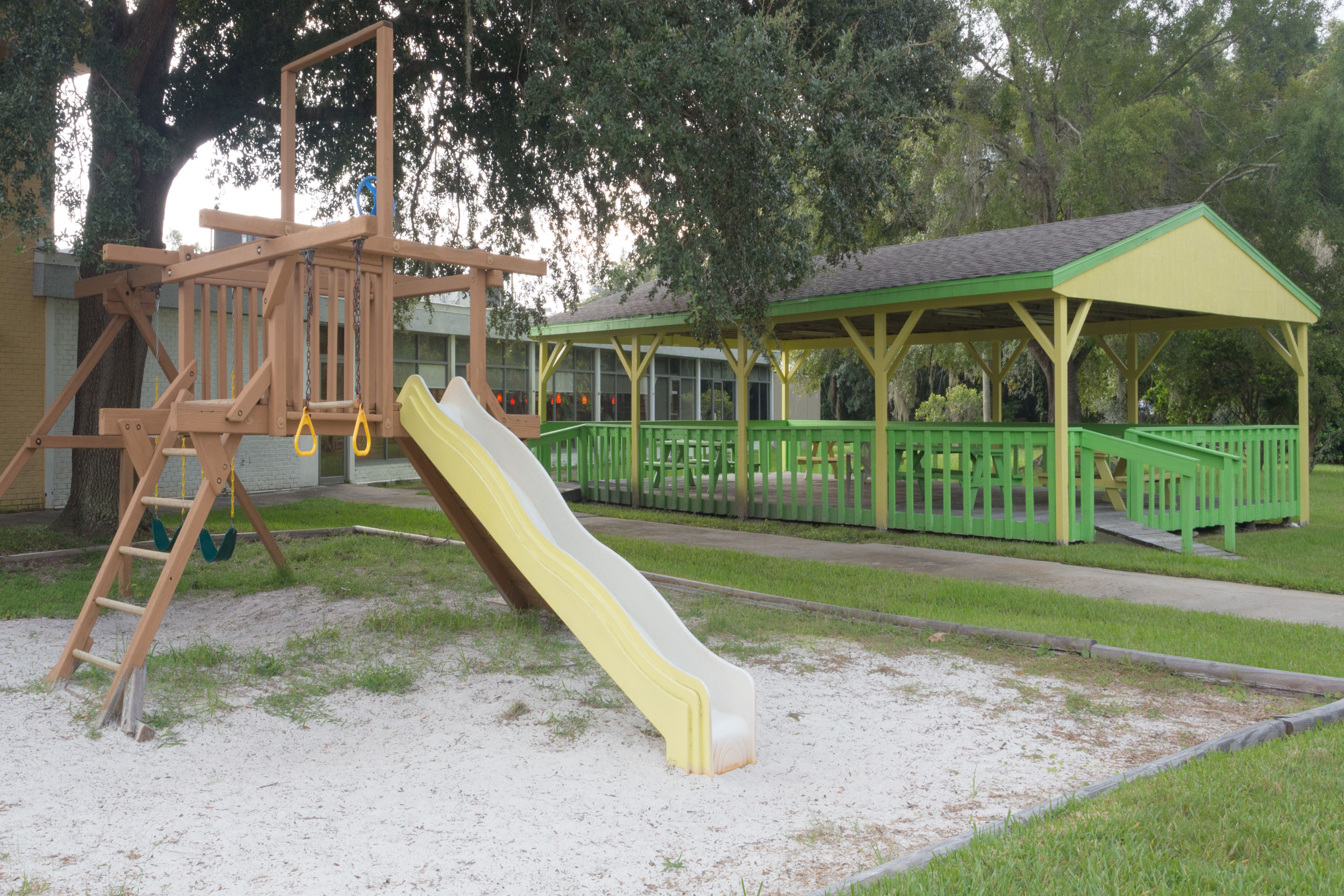 Exterior of Days Inn by Wyndham Crystal River hotel in Crystal River, Florida