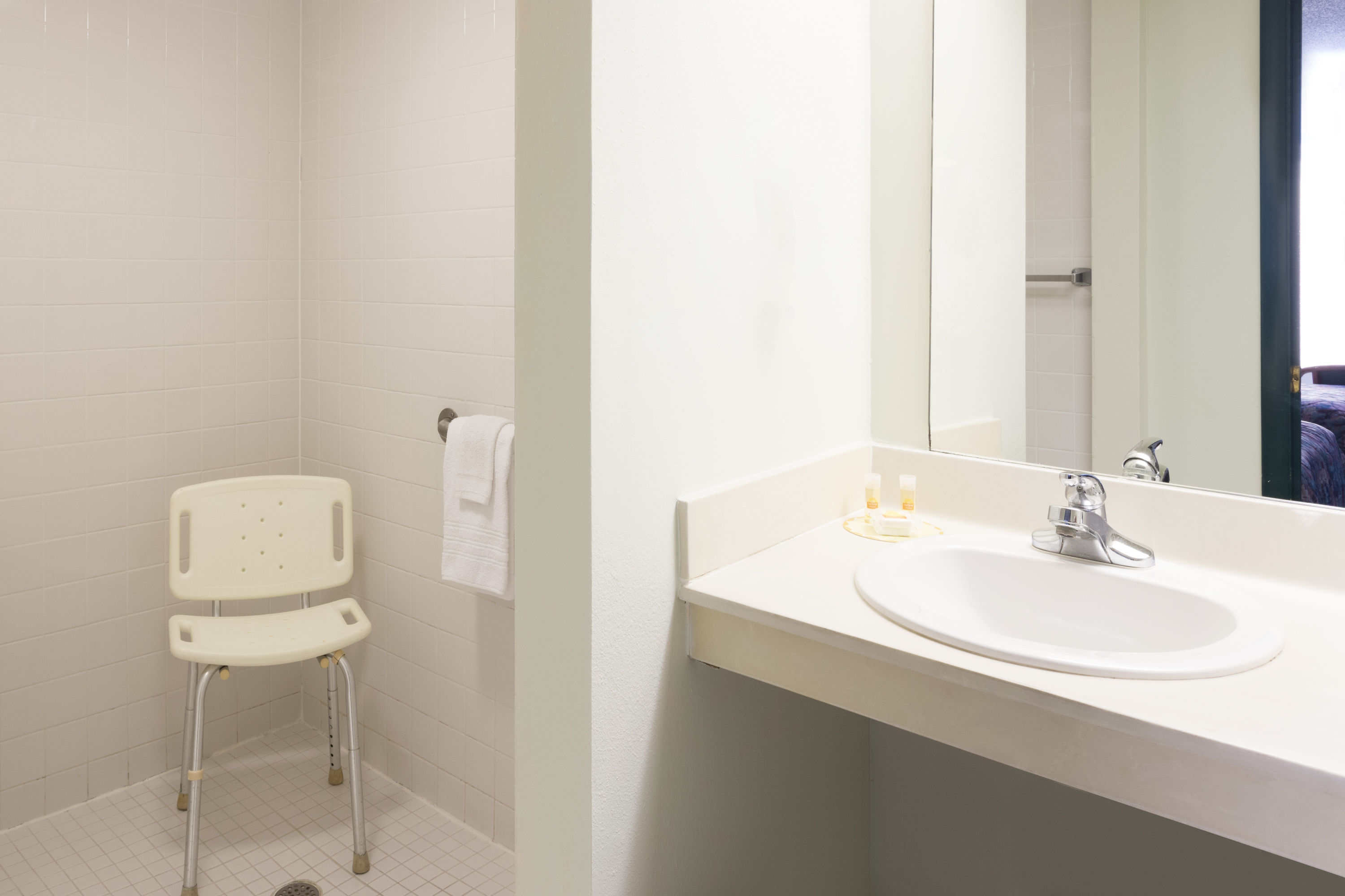 Guest room at the Days Inn by Wyndham Crystal River in Crystal River, Florida