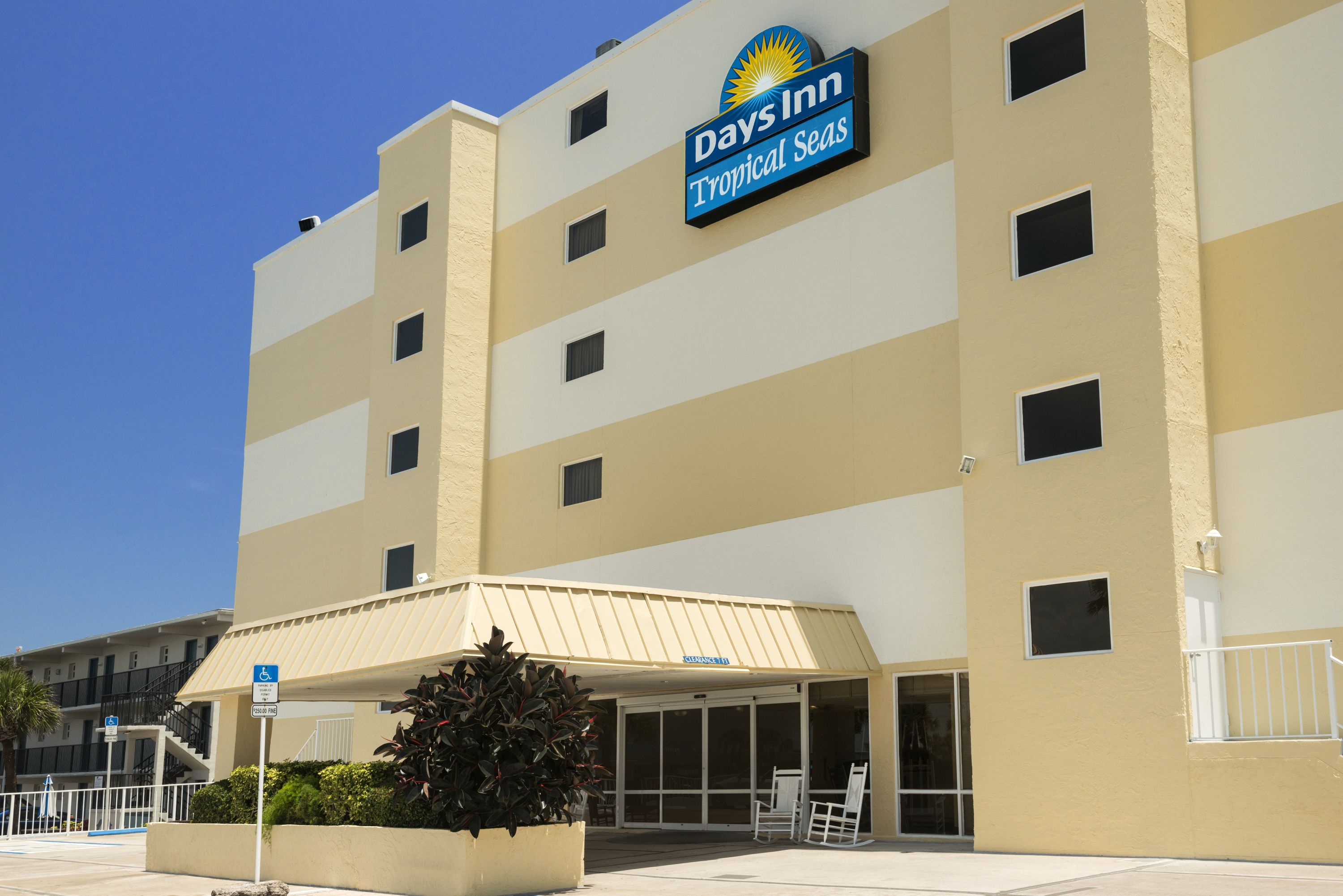 Days Inn By Wyndham Daytona Oceanfront Daytona Beach Fl Hotels