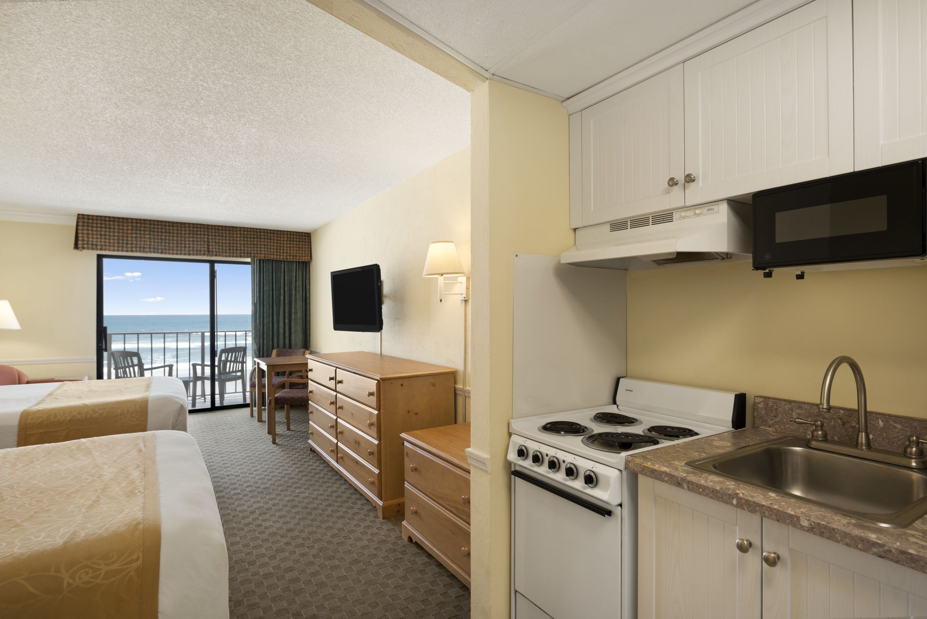 Days Inn By Wyndham Daytona Oceanfront Daytona Beach Fl