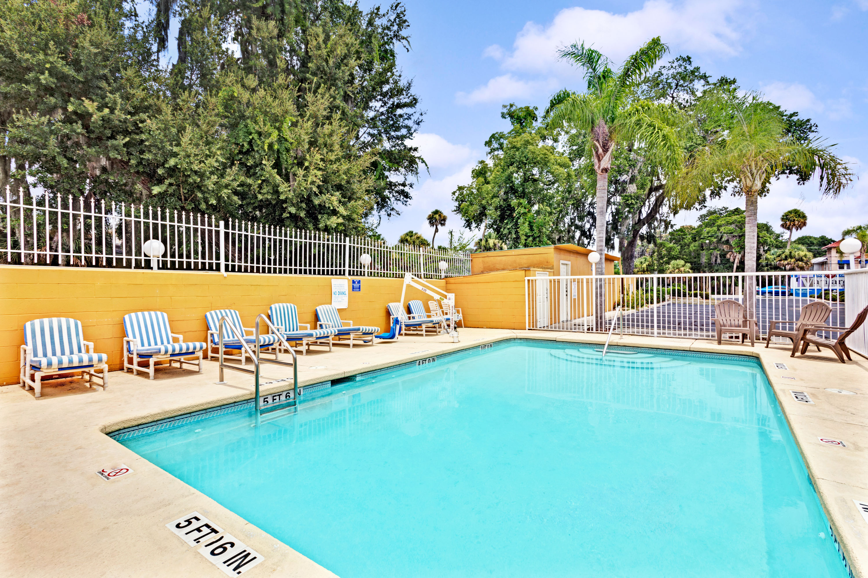 Days Inn By Wyndham Daytona Beach Downtown Daytona Beach