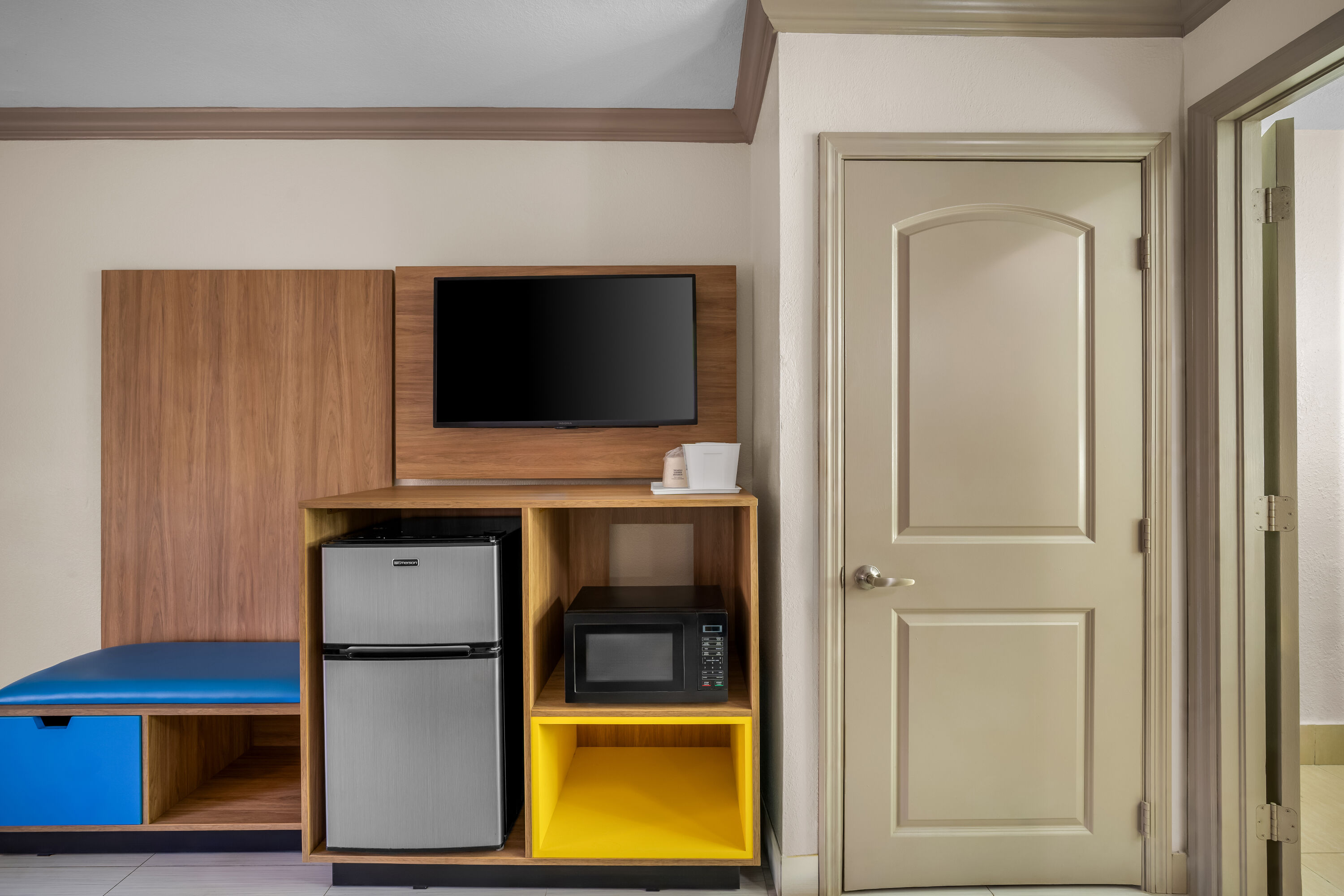 King bed guest room at the Days Inn by Wyndham Florida City in Florida City, Florida