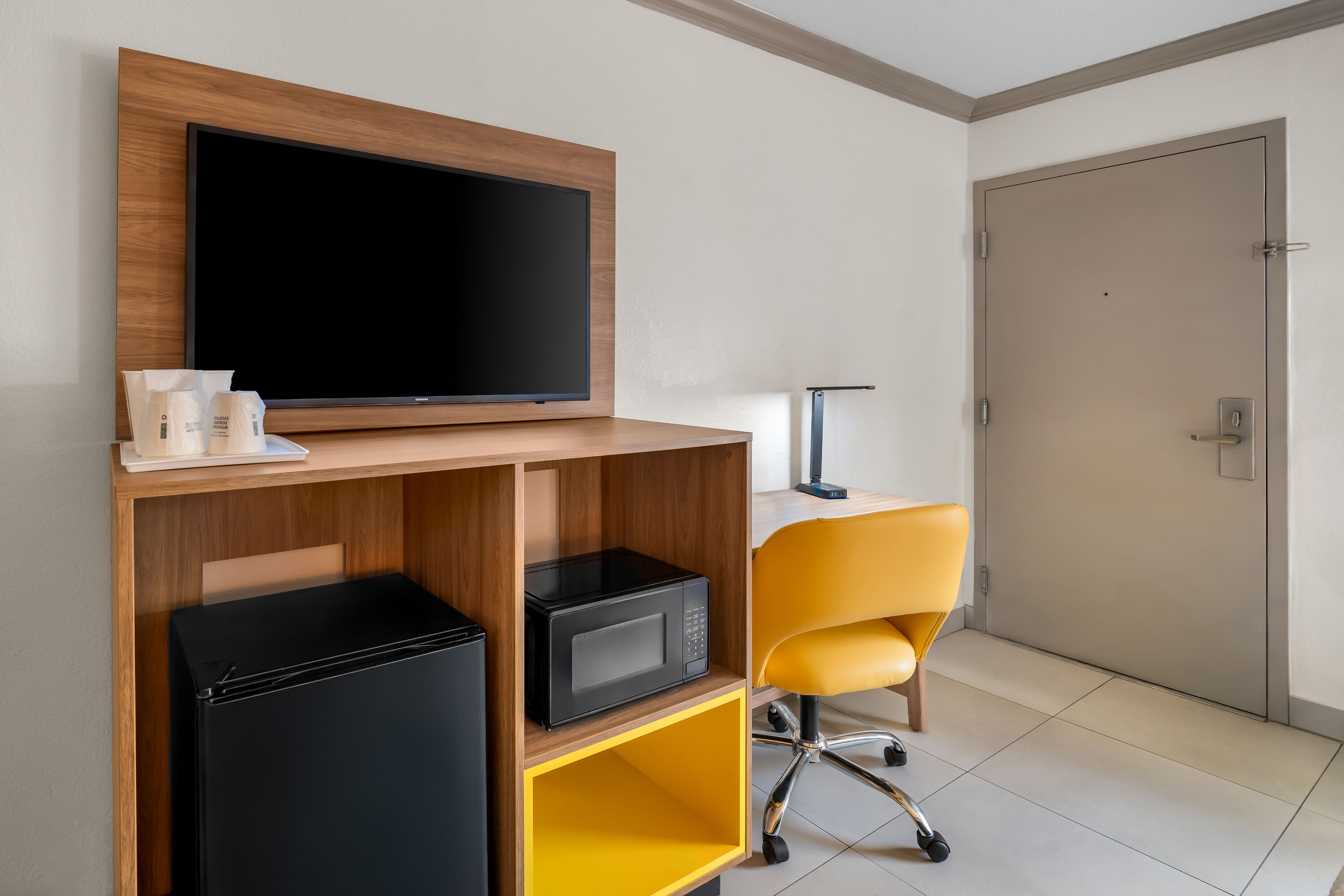 King bed guest room at the Days Inn by Wyndham Florida City in Florida City, Florida