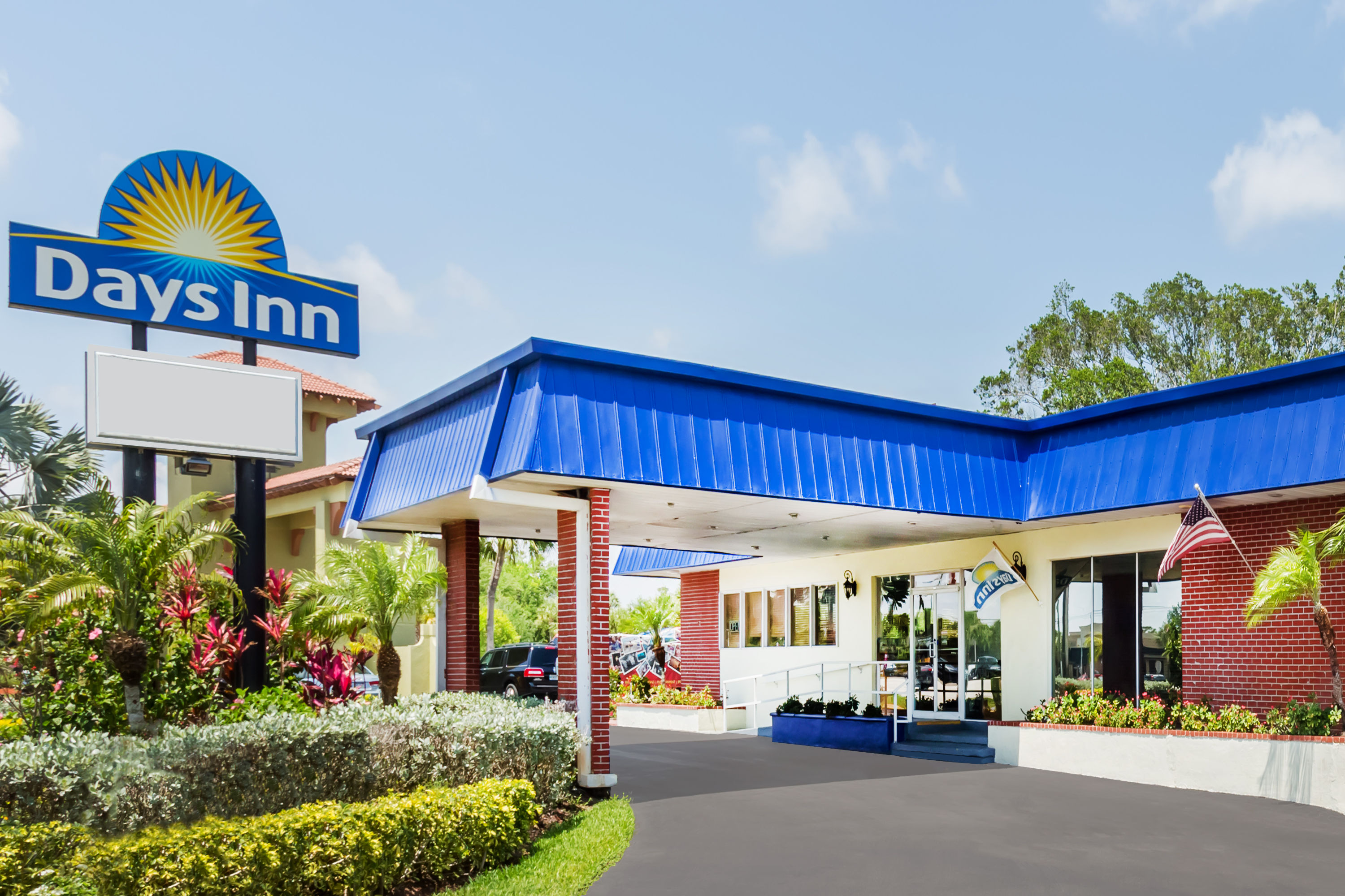 Exterior Day Image of Days Inn by Wyndham Fort Myers Springs Resort hotel in Fort Myers, Florida