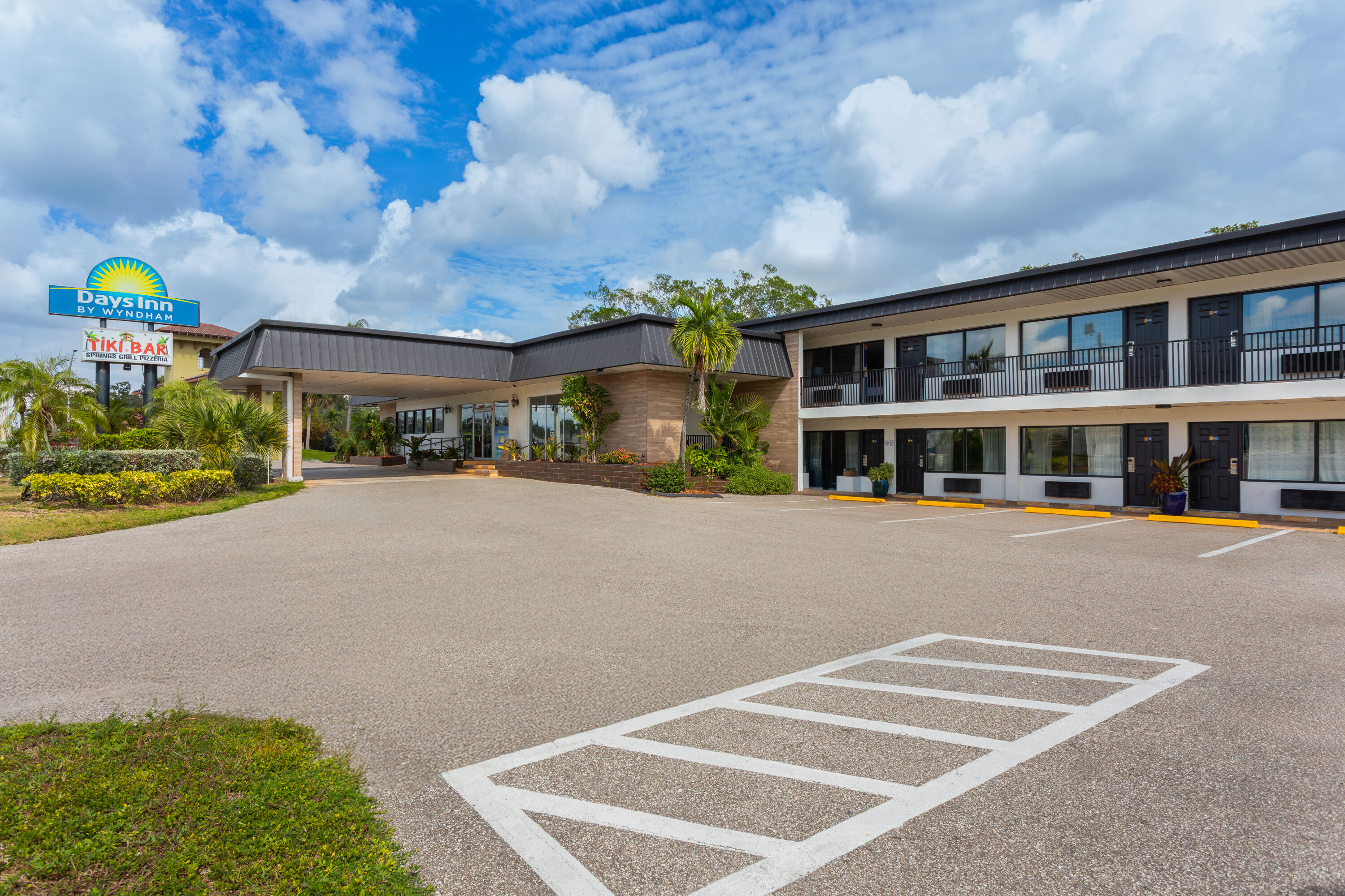 Exterior Day Image of Days Inn by Wyndham Fort Myers Springs Resort hotel in Fort Myers, Florida