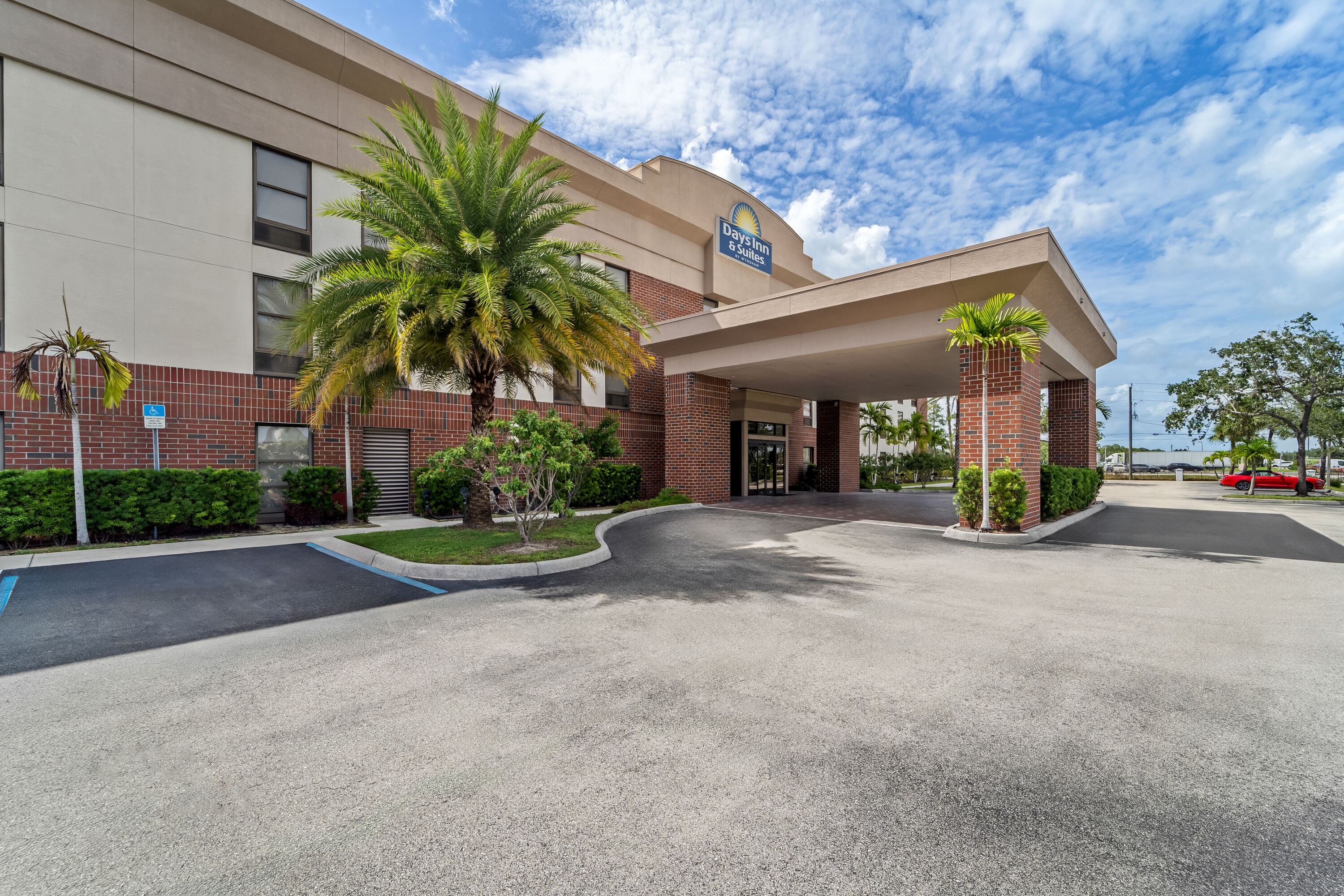 Exterior Day Image of Days Inn & Suites by Wyndham Fort Myers Near JetBlue Park hotel in Fort Myers, Florida