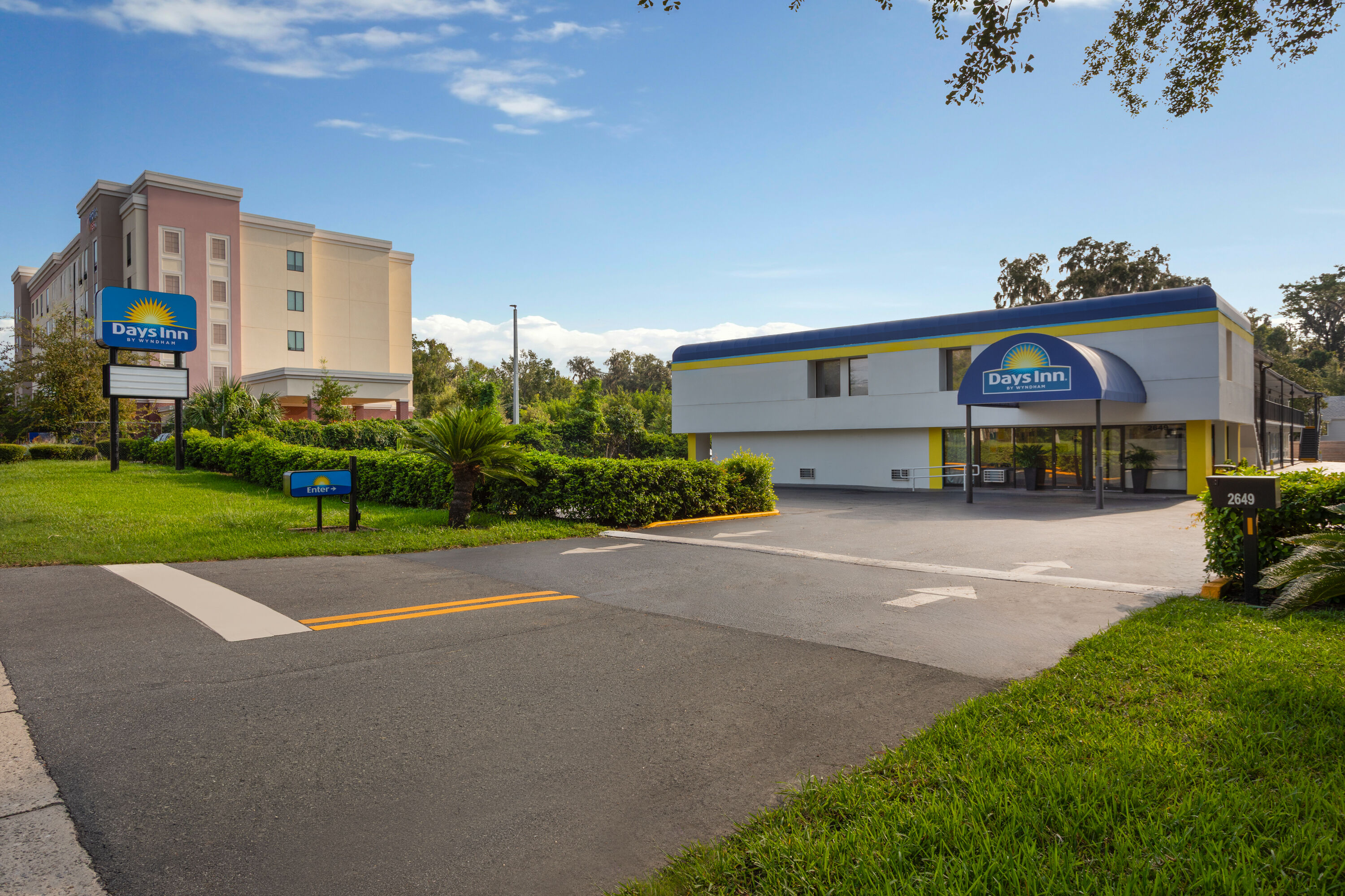 Exterior Day Image of Days Inn by Wyndham Gainesville Hospital/University Area hotel in Gainesville, Florida