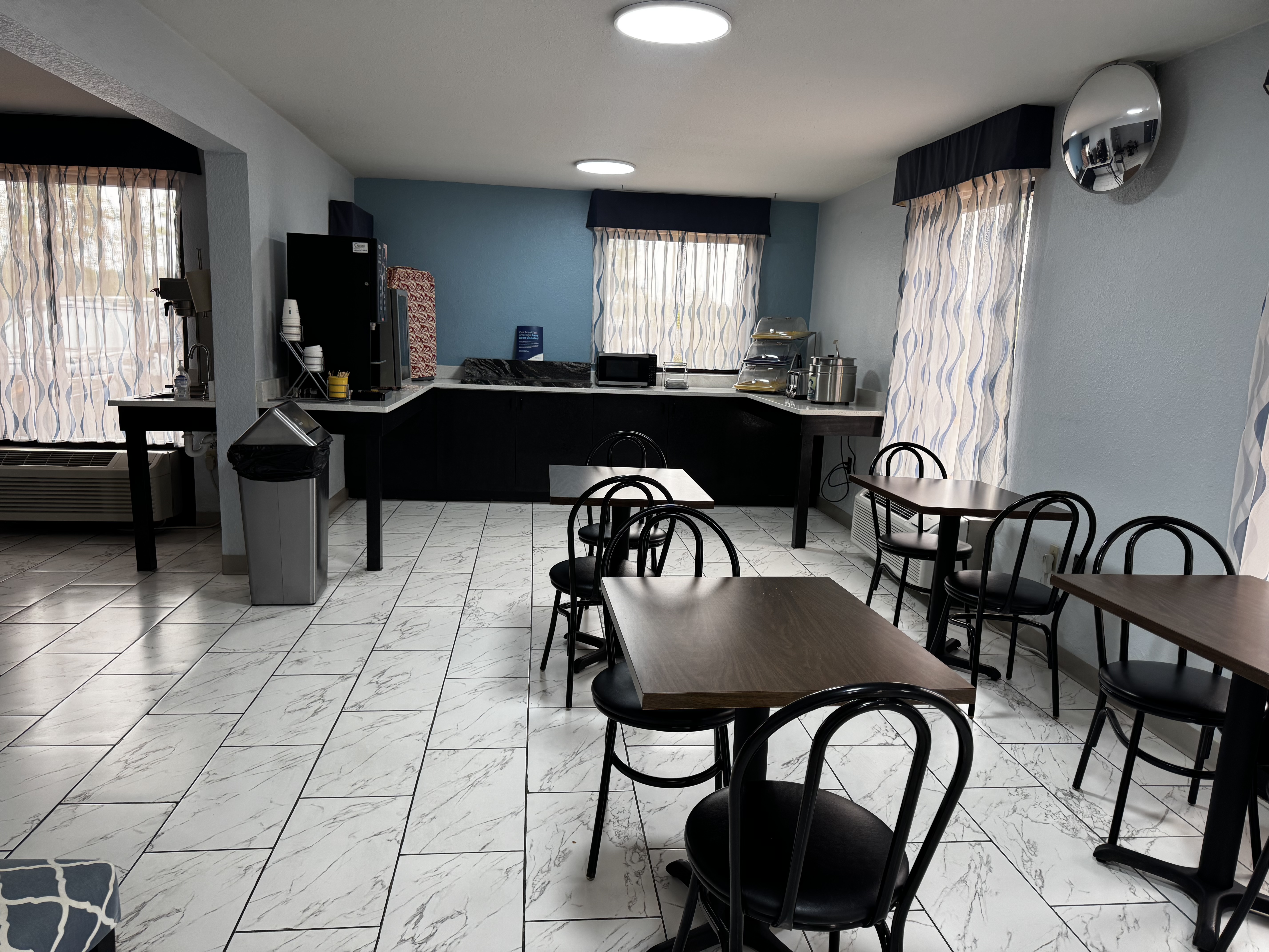 Days Inn by Wyndham Lake City I-10 restaurant breakfast area with seating in Lake City, Florida