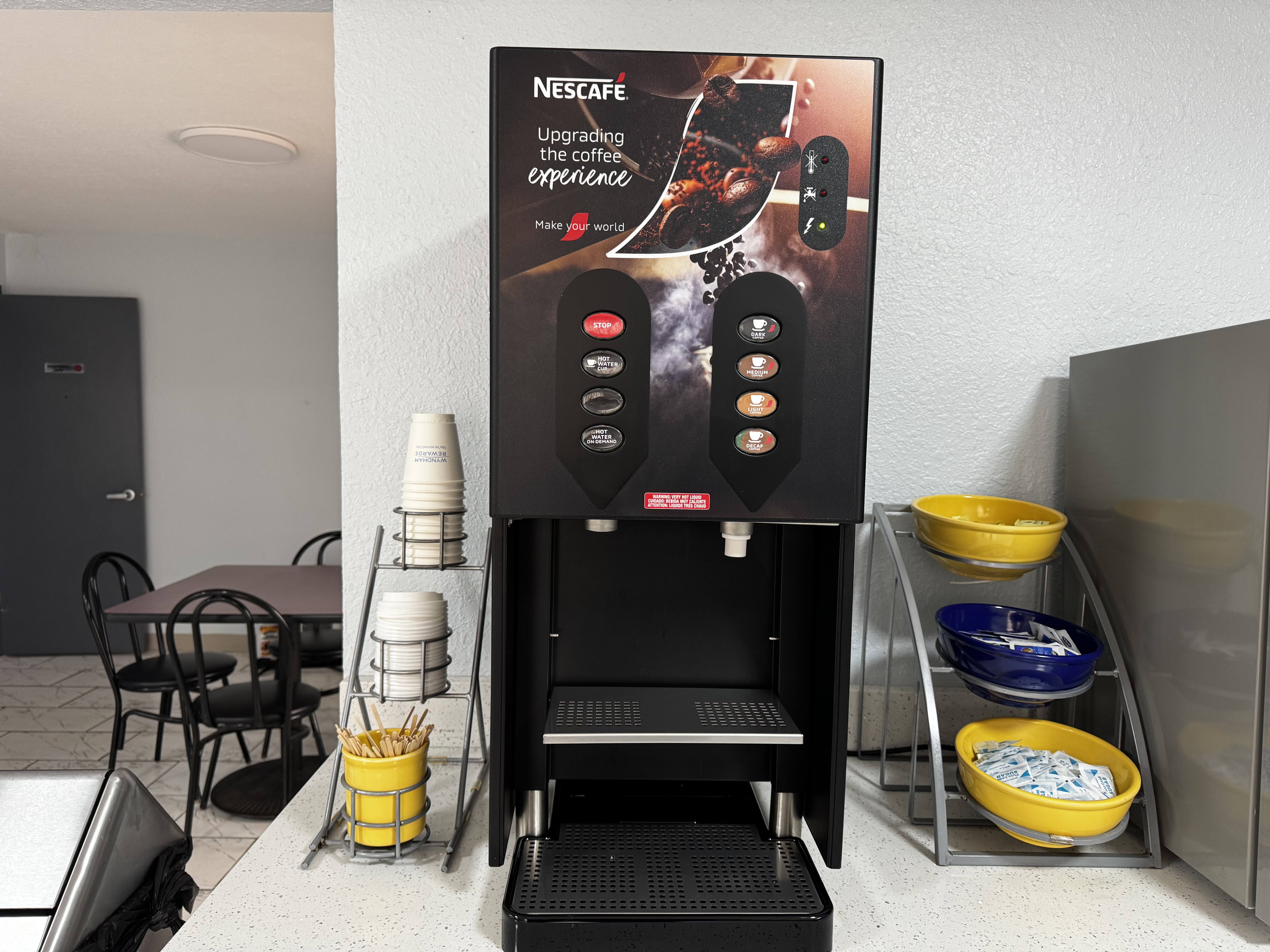 Days Inn by Wyndham Lake City I-10 restaurant breakfast area with seating in Lake City, Florida