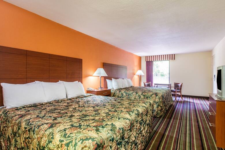 Guest room at the Days Inn Lake City I-10 in Lake City, Florida