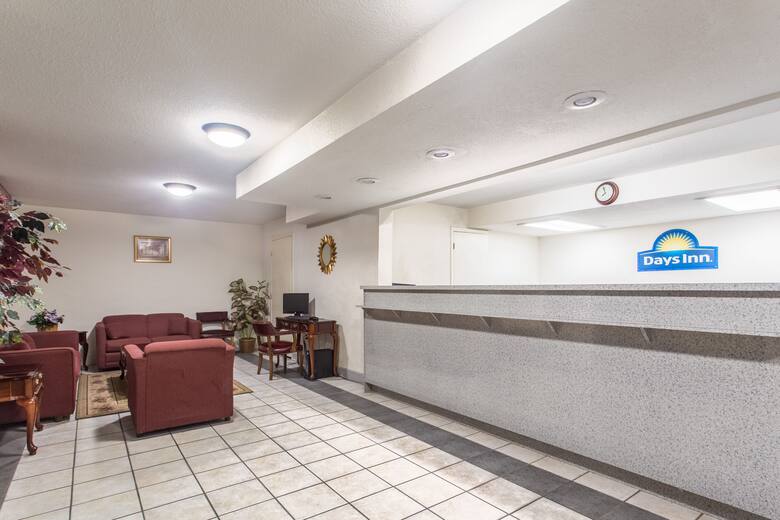 Days Inn Lake City I-10 hotel lobby in Lake City, Florida