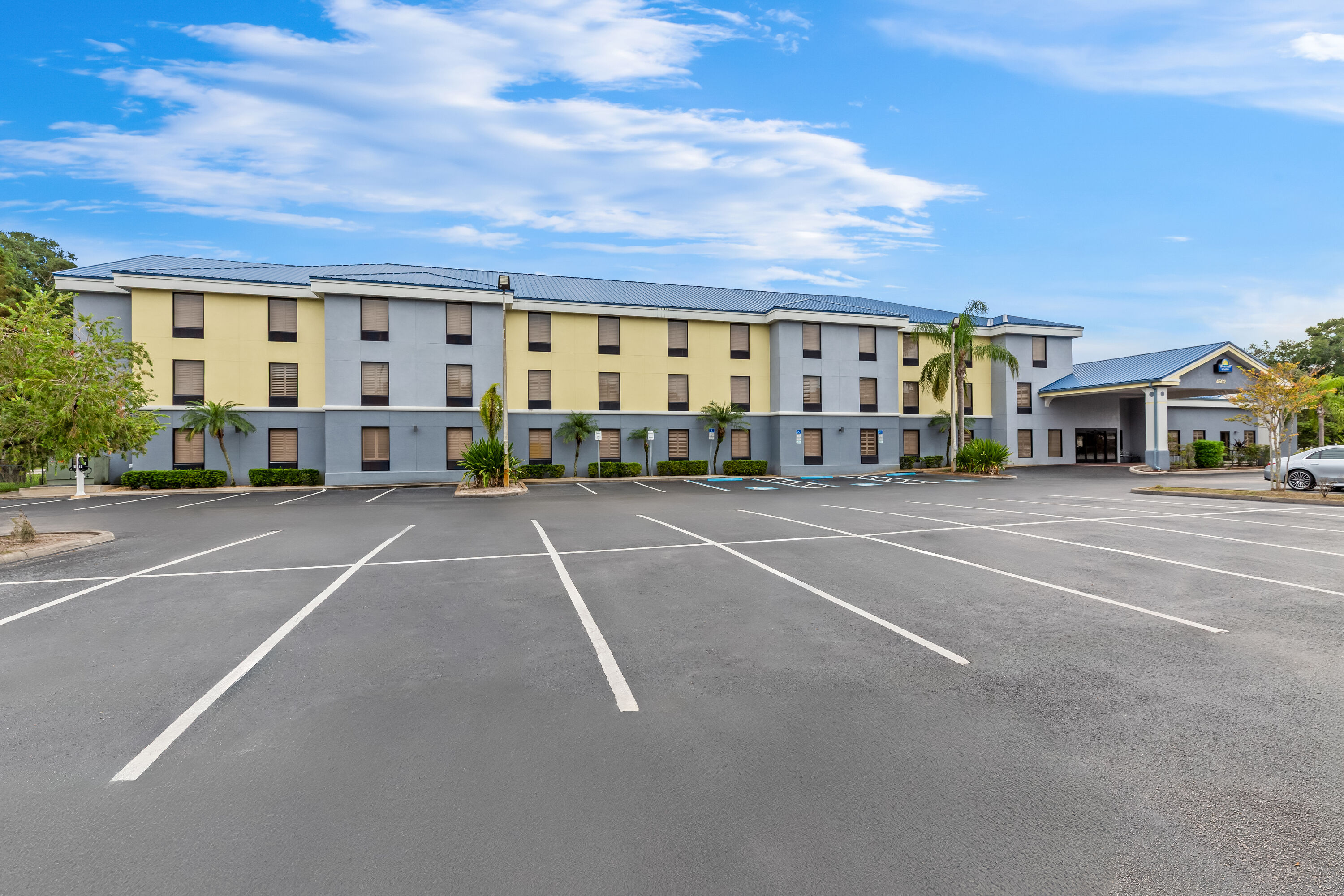Exterior Day Image of Days Inn & Suites by Wyndham Lakeland hotel in Lakeland, Florida