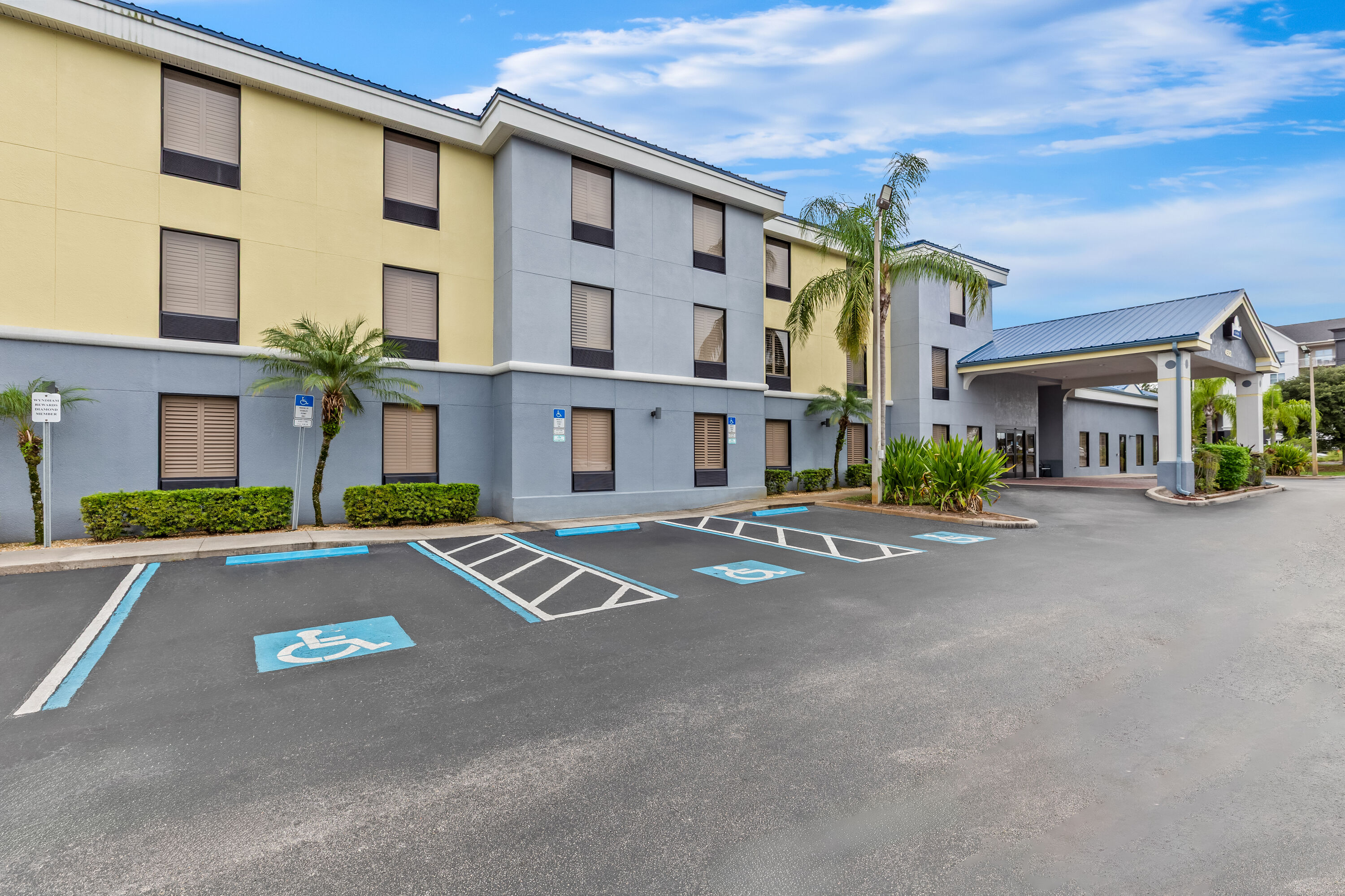 Exterior Day Image of Days Inn & Suites by Wyndham Lakeland hotel in Lakeland, Florida