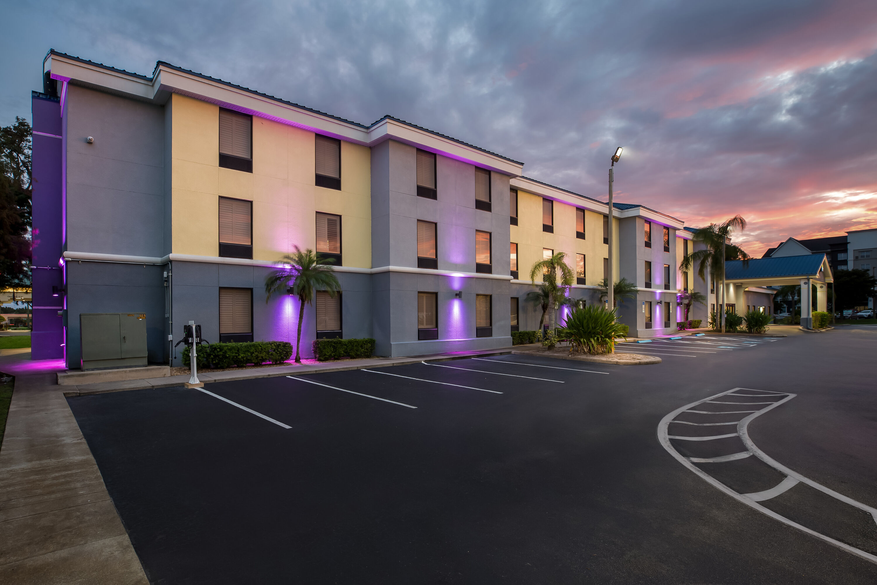 Exterior Night Image of Days Inn & Suites by Wyndham Lakeland hotel in Lakeland, Florida