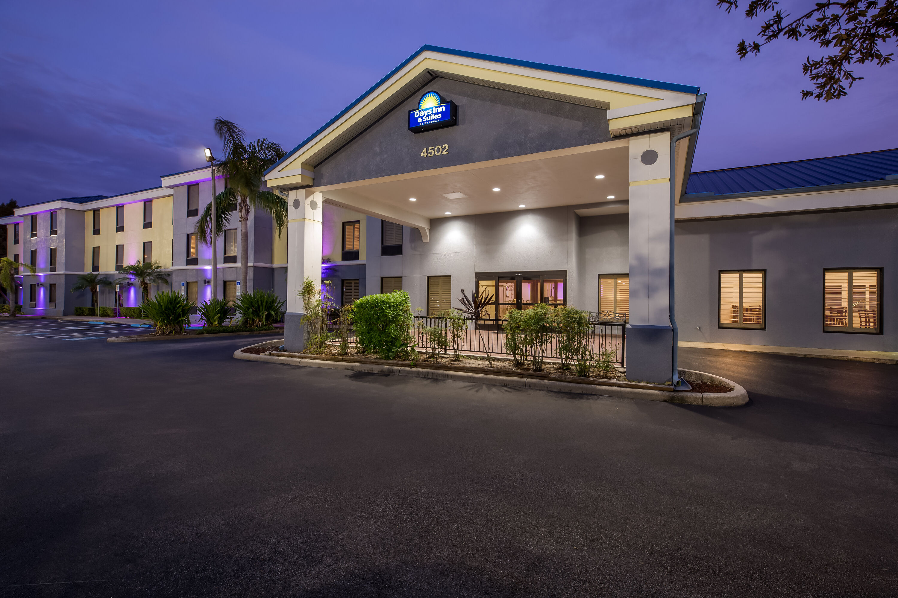 Exterior Night Image of Days Inn & Suites by Wyndham Lakeland hotel in Lakeland, Florida