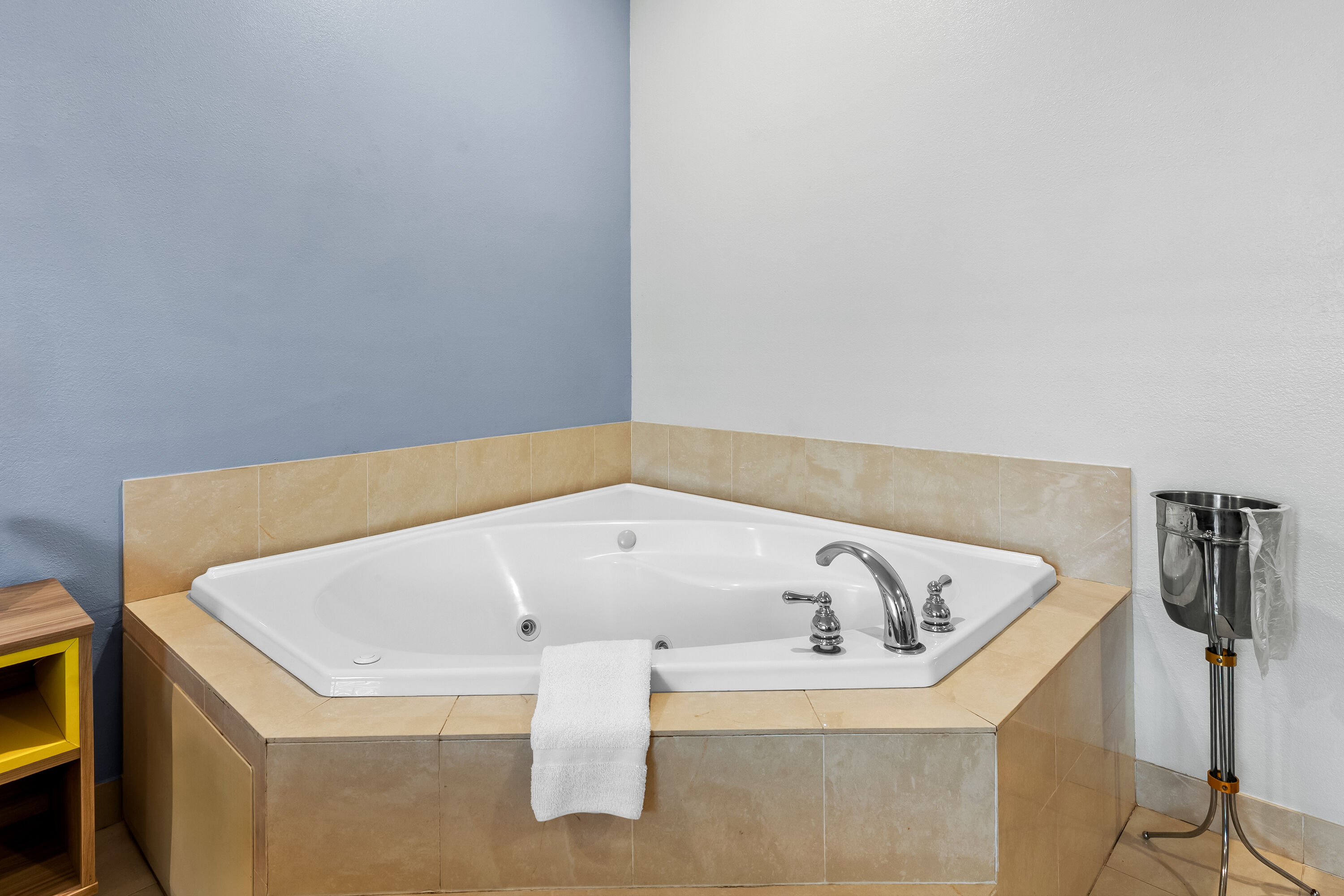 Days Inn & Suites by Wyndham Lakeland hot tub suite in Lakeland, Florida