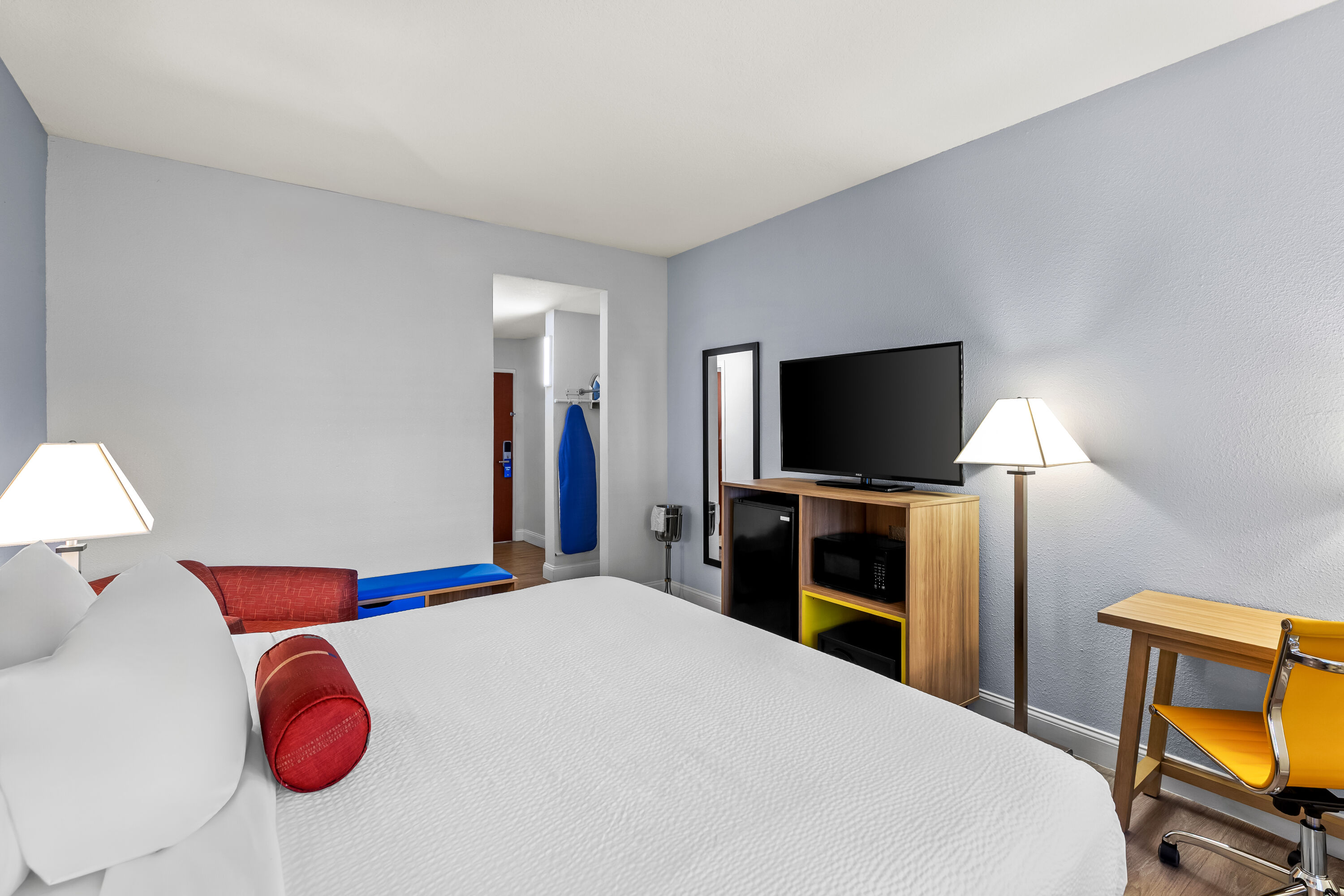 Days Inn & Suites by Wyndham Lakeland suite in Lakeland, Florida