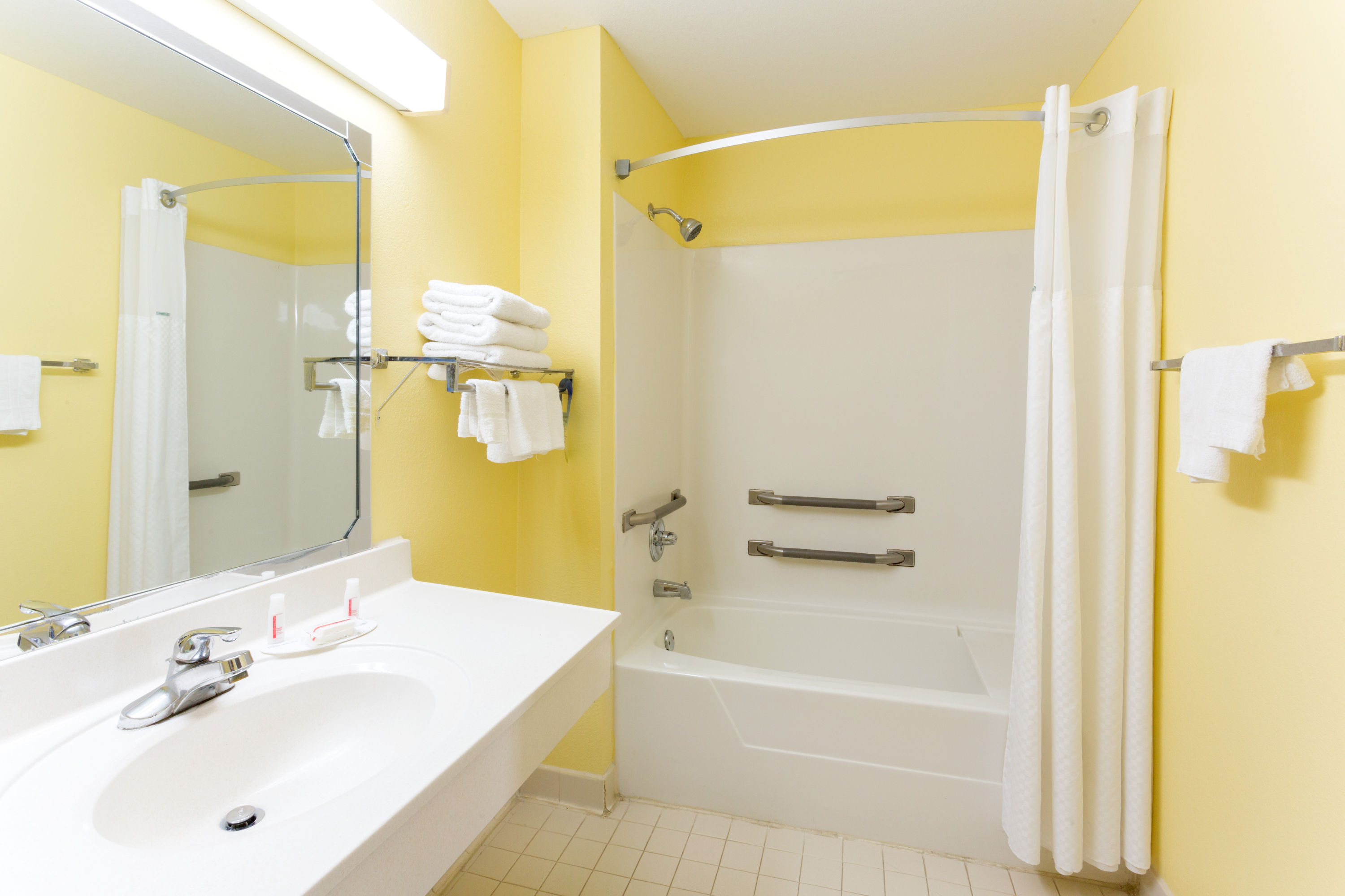 Guest room at the Days Inn by Wyndham Lamont/Monticello in Lamont, Florida