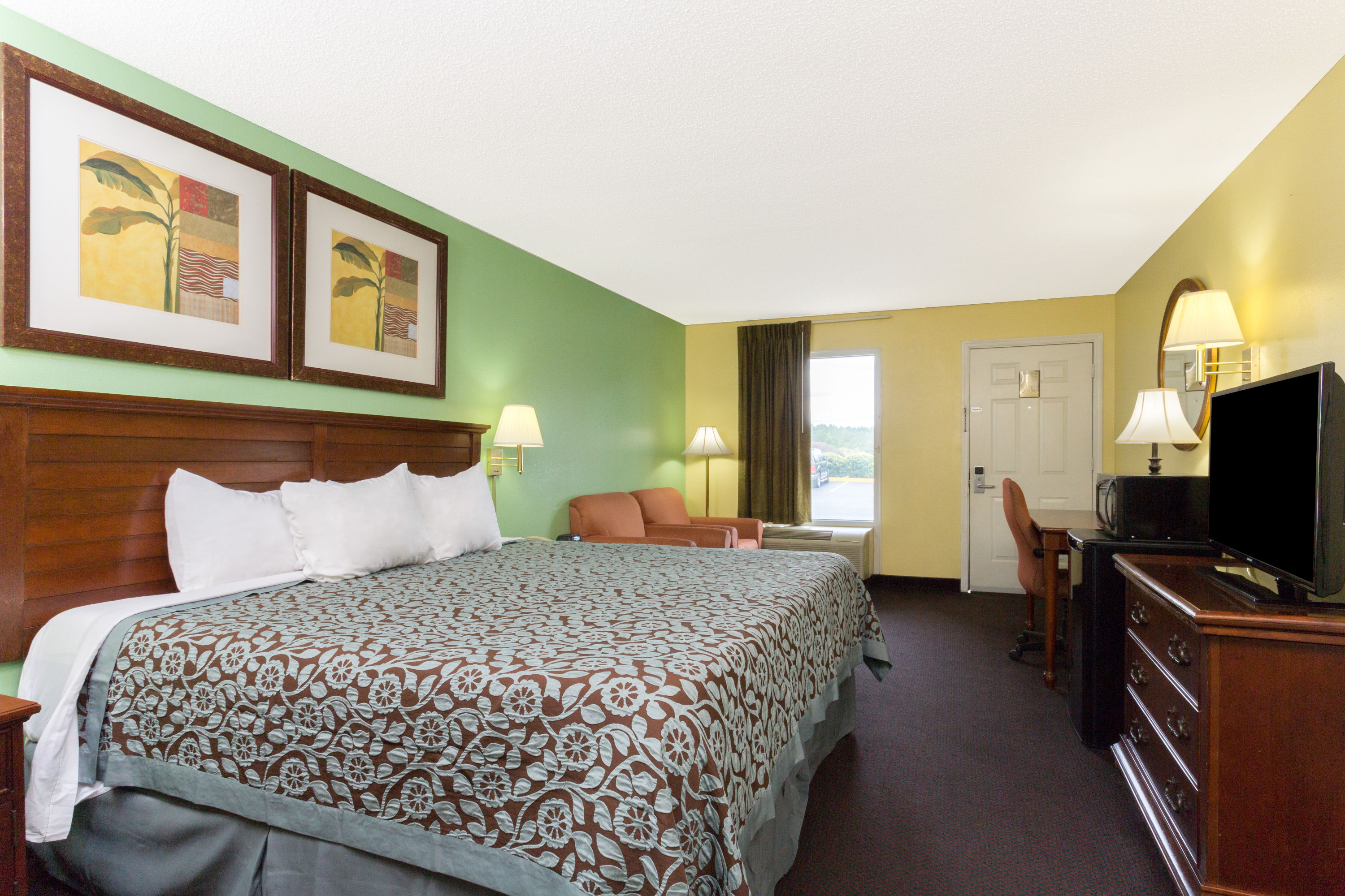 Guest room at the Days Inn by Wyndham Lamont/Monticello in Lamont, Florida