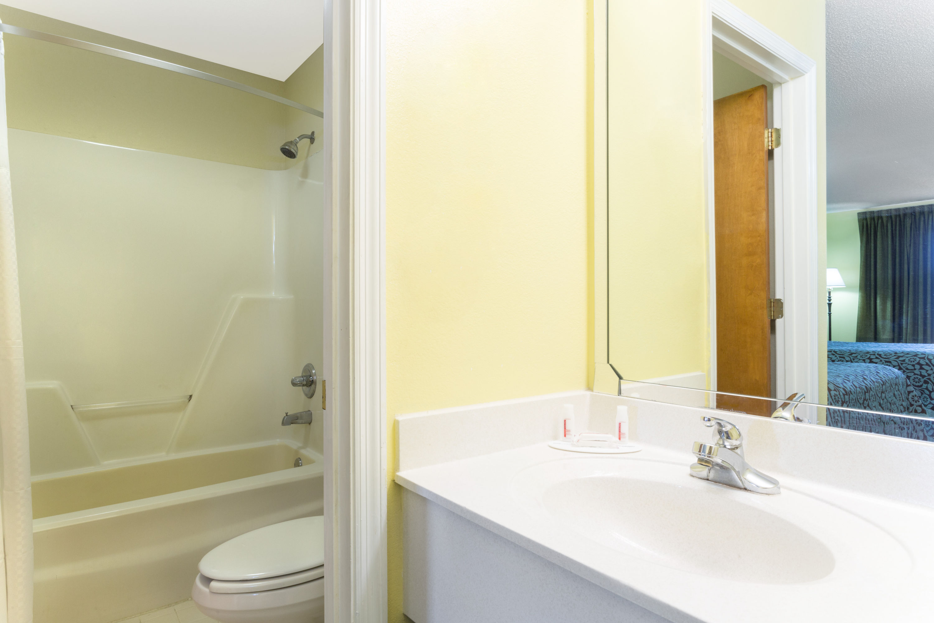 Guest room at the Days Inn by Wyndham Lamont/Monticello in Lamont, Florida