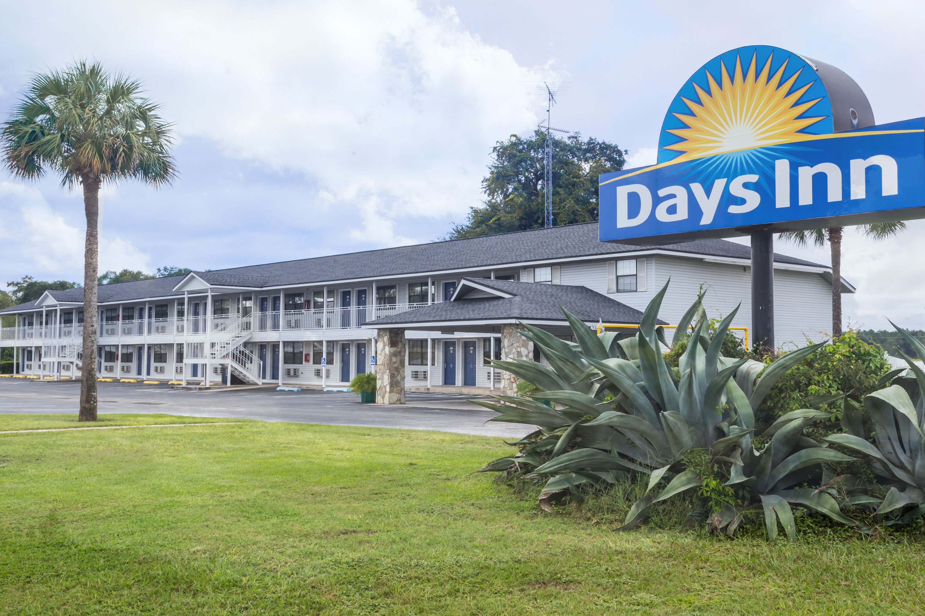 Exterior of Days Inn by Wyndham Madison hotel in Madison, Florida