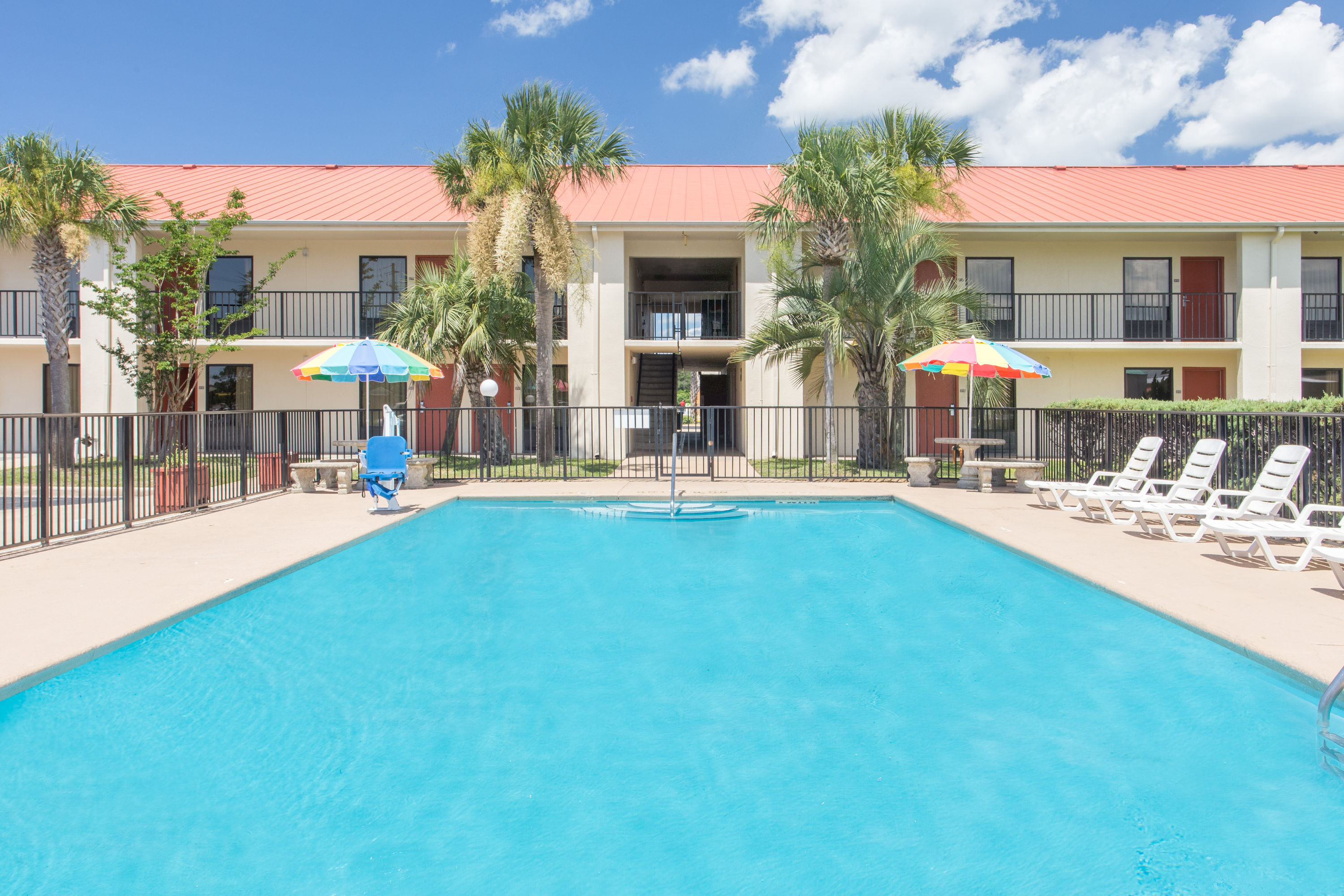 Days Inn Amp Suites By Wyndham Navarre Conference Center