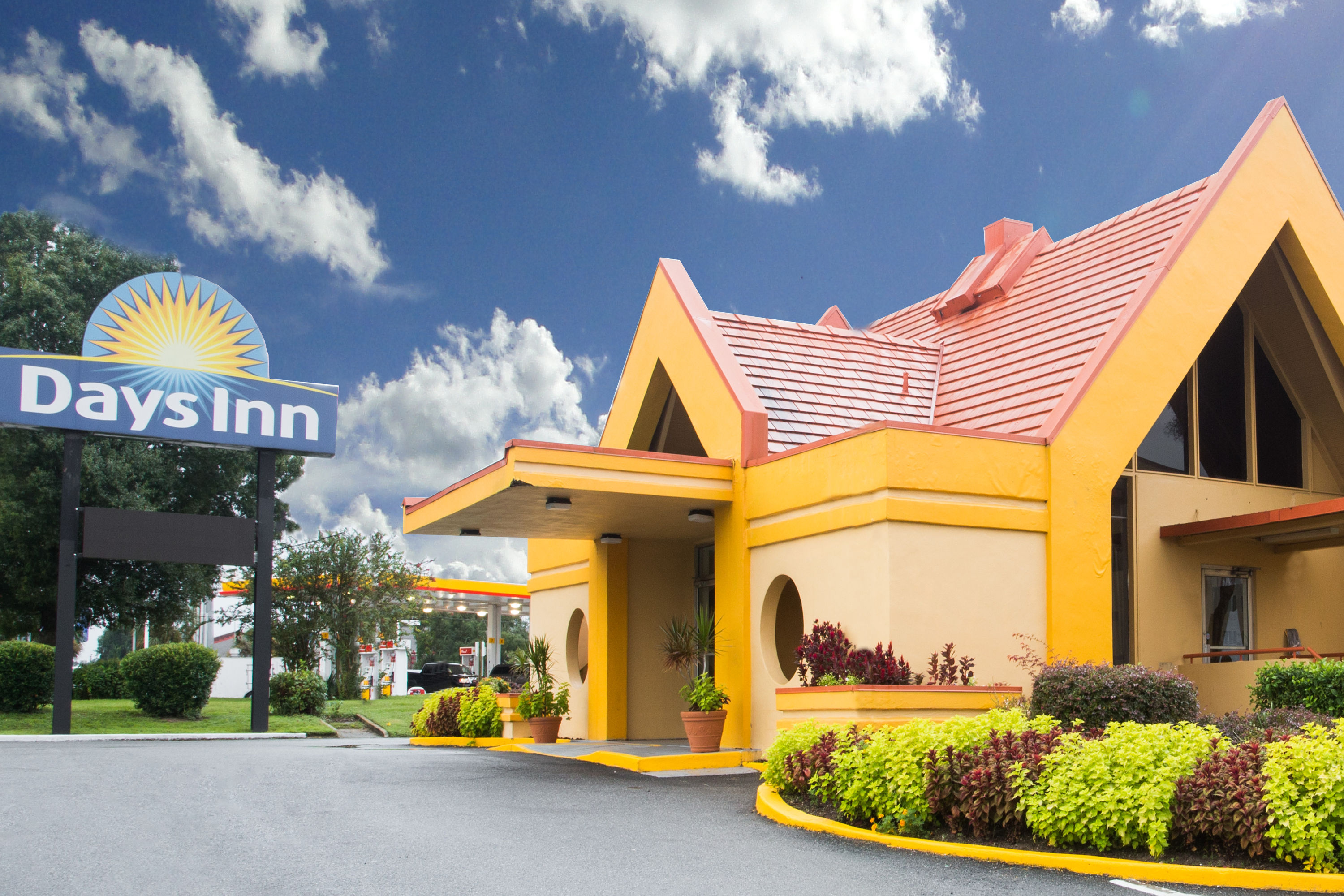 Exterior of Days Inn by Wyndham Ocala North hotel in Ocala, Florida