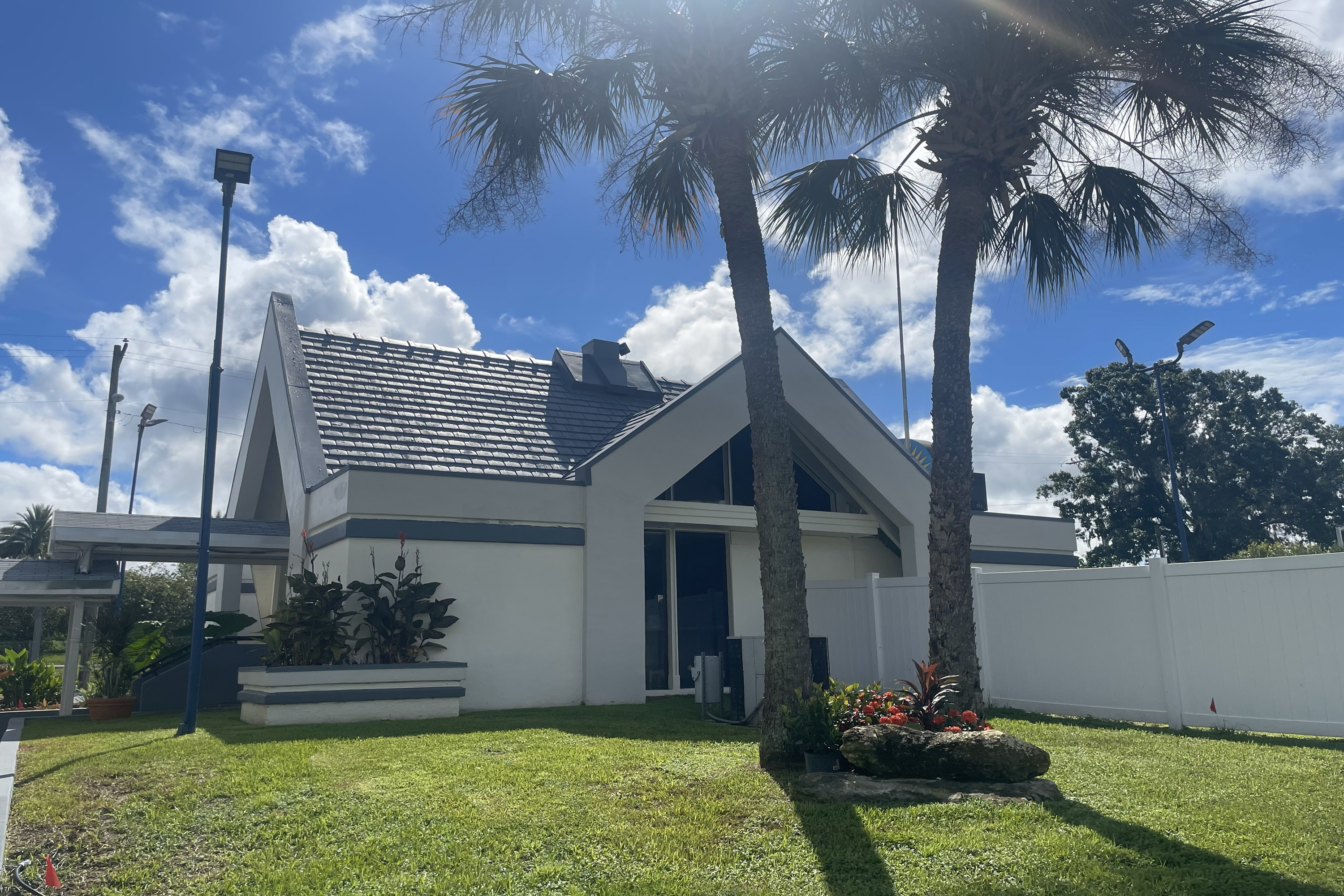 Exterior of Days Inn by Wyndham Ocala North hotel in Ocala, Florida