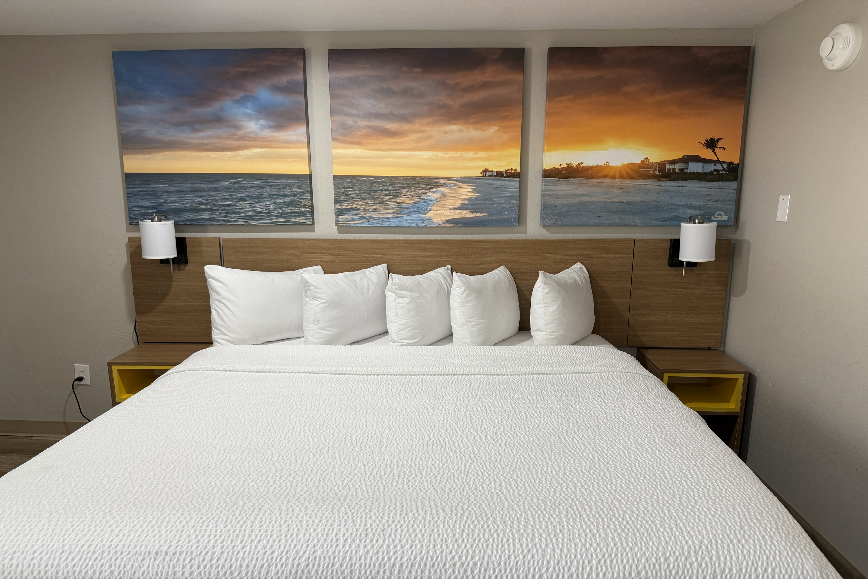 Guest room at the Days Inn by Wyndham Ocala North in Ocala, Florida