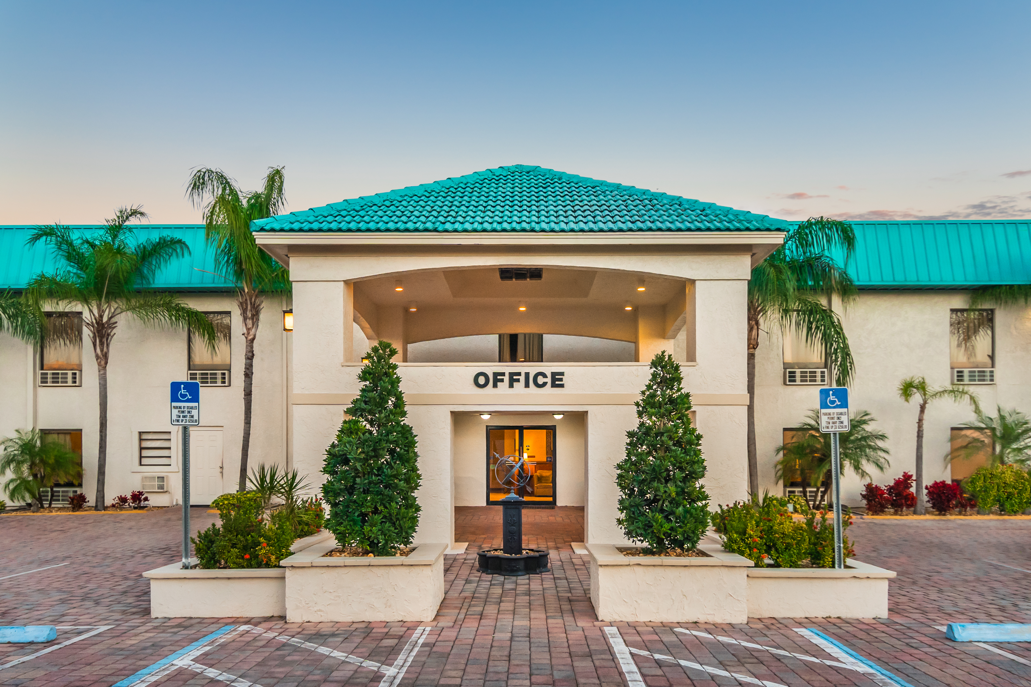 Exterior of Days Inn & Suites by Wyndham Lake Okeechobee hotel in Okeechobee, Florida
