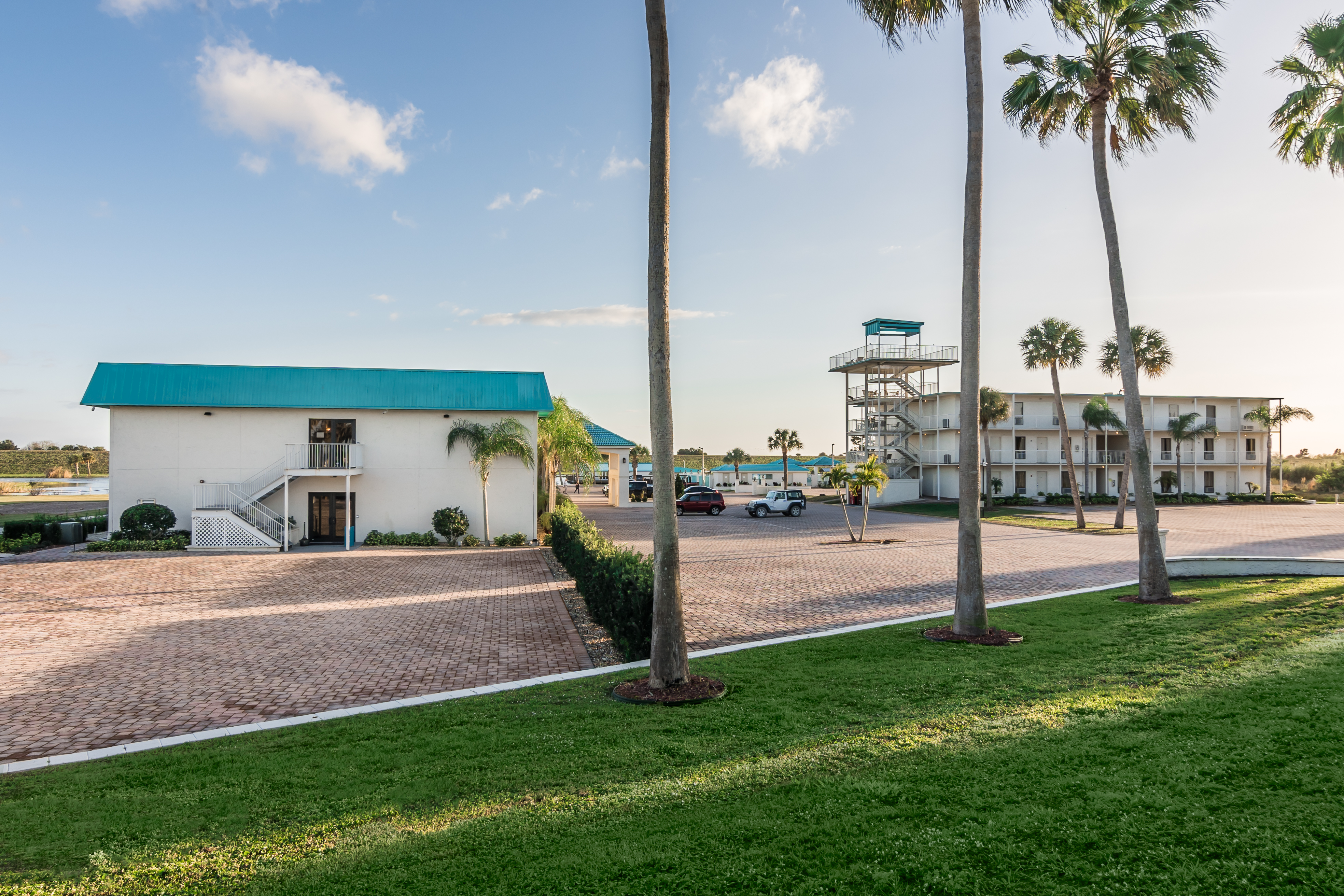 Exterior of Days Inn & Suites by Wyndham Lake Okeechobee hotel in Okeechobee, Florida