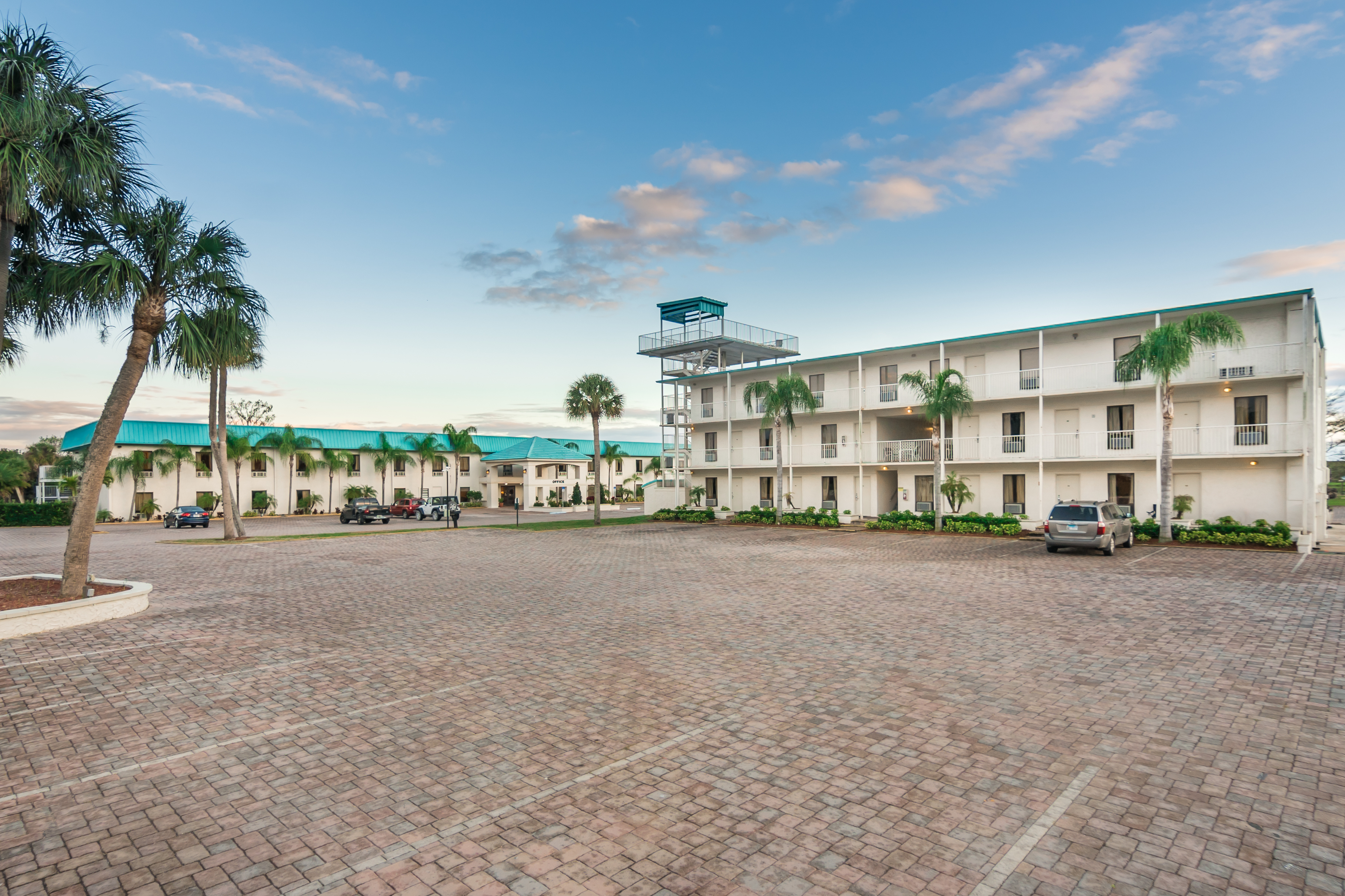 Exterior of Days Inn & Suites by Wyndham Lake Okeechobee hotel in Okeechobee, Florida