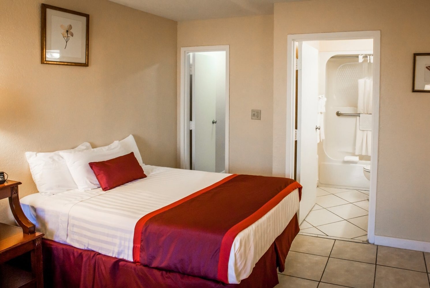 Queen bed guest room at the Days Inn & Suites by Wyndham Lake Okeechobee in Okeechobee, Florida