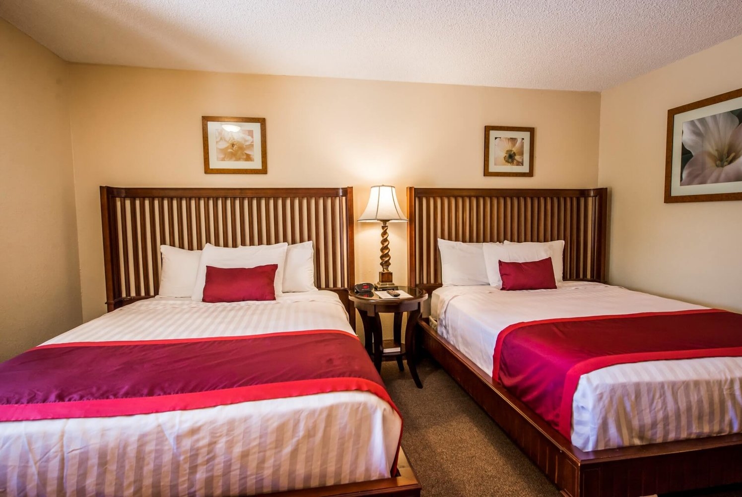 Queen bed guest room at the Days Inn & Suites by Wyndham Lake Okeechobee in Okeechobee, Florida