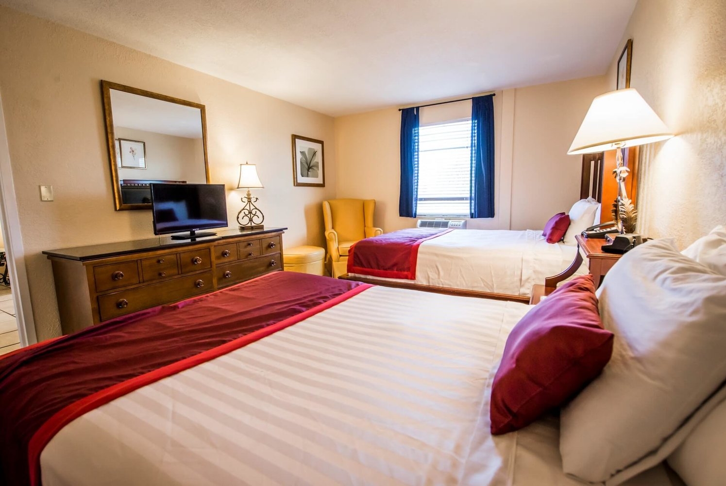 Queen bed guest room at the Days Inn & Suites by Wyndham Lake Okeechobee in Okeechobee, Florida