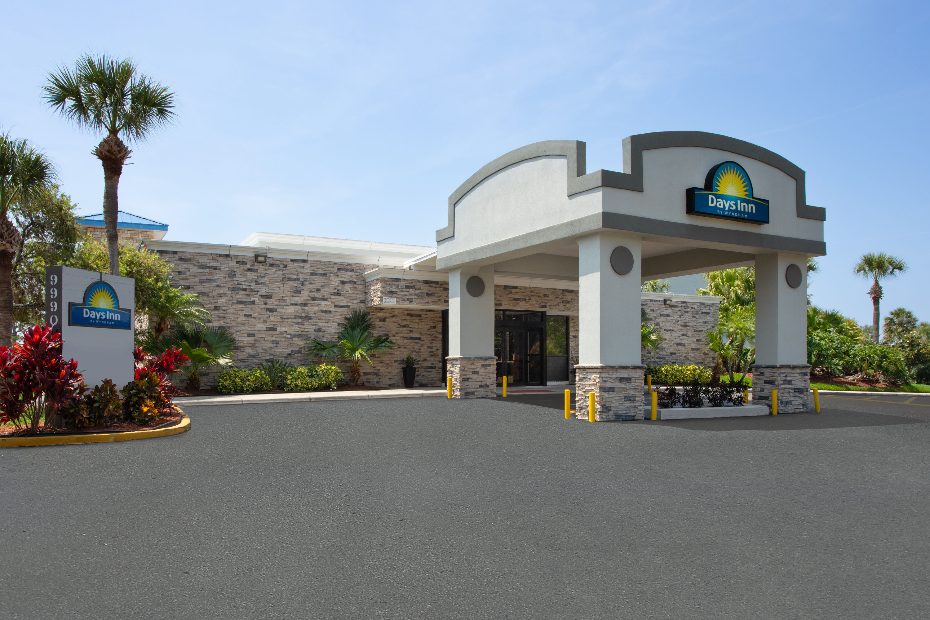 Exterior Day Image of Days Inn by Wyndham Orlando Conv. Center/International Dr hotel in Orlando, Florida