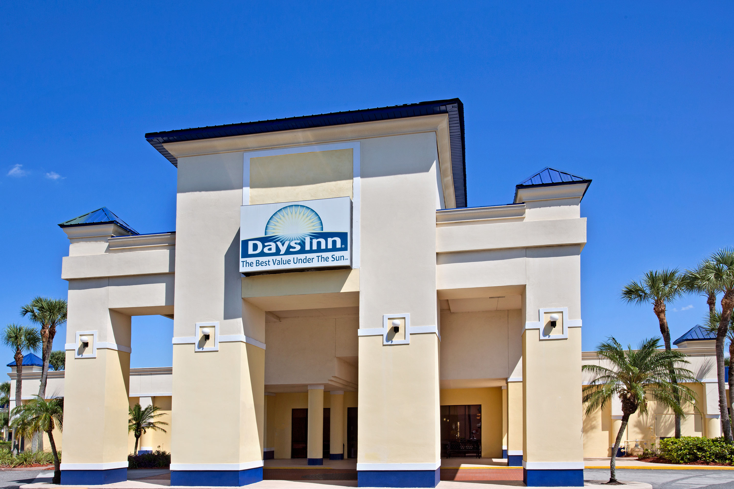Exterior of Days Inn by Wyndham Orlando Airport Florida Mall hotel in Orlando, Florida