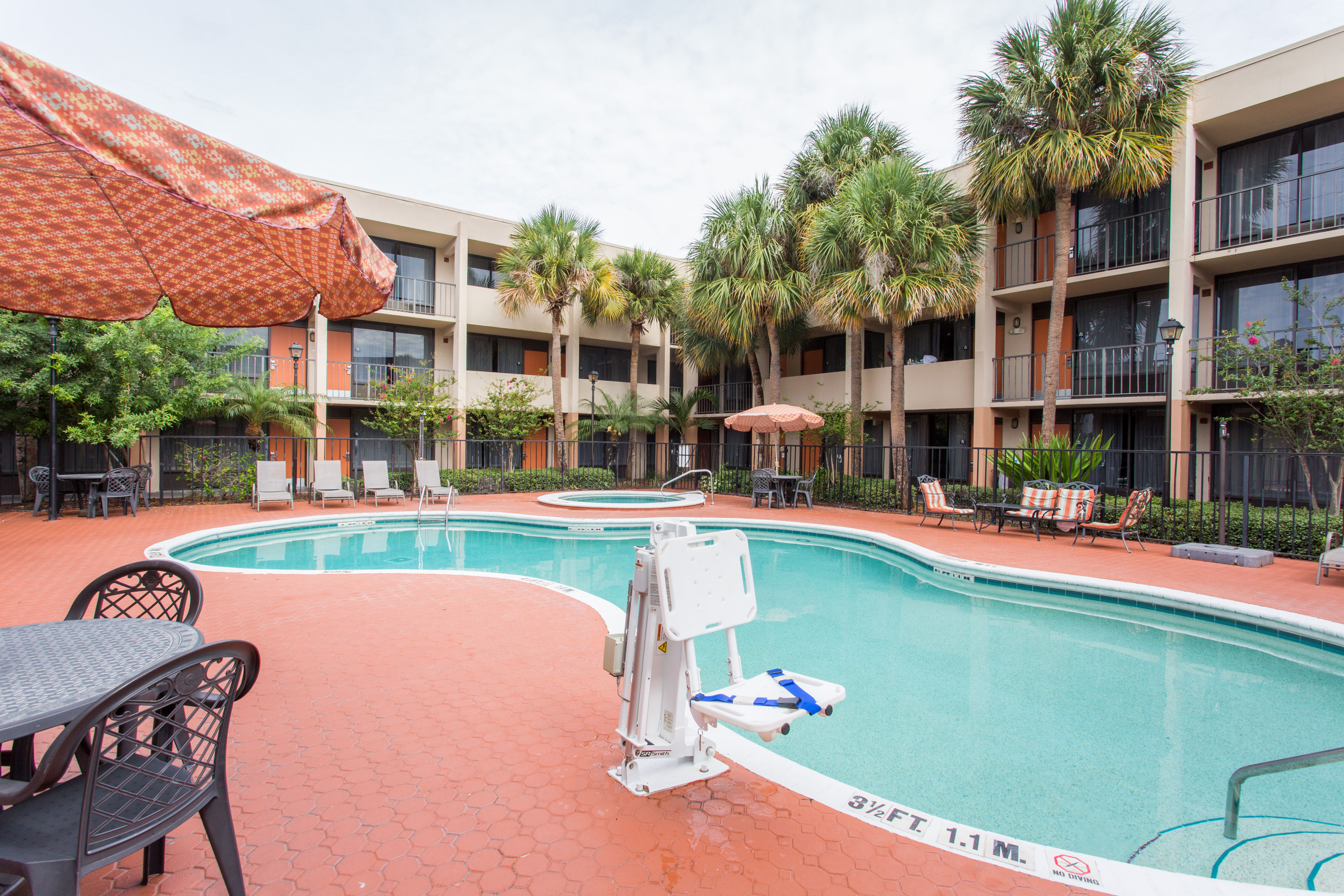 Days Inn Amp Suites By Wyndham Orlando Airport Orlando Fl