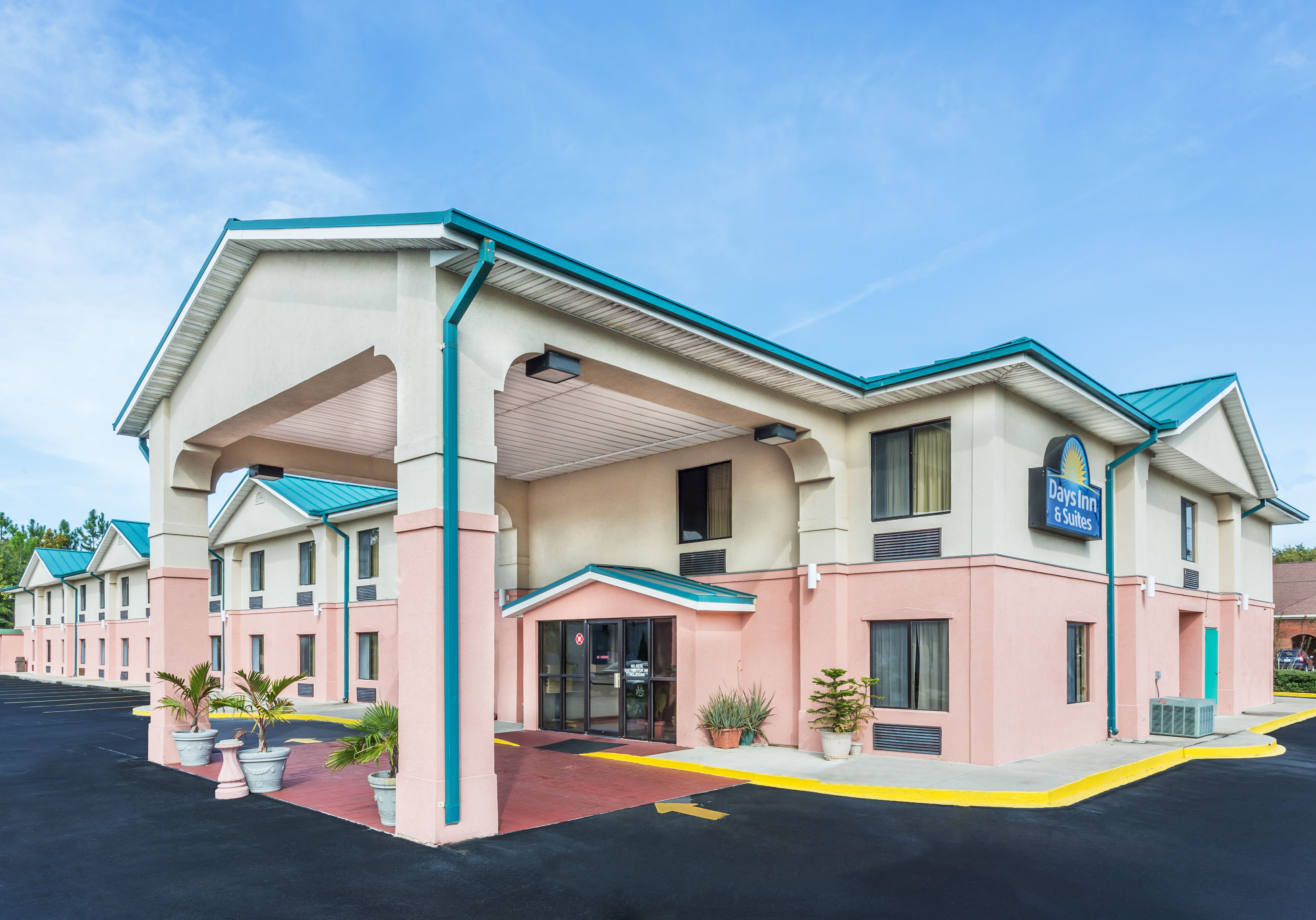 Exterior of Days Inn by Wyndham Panama City/Callaway hotel in Panama City, Florida
