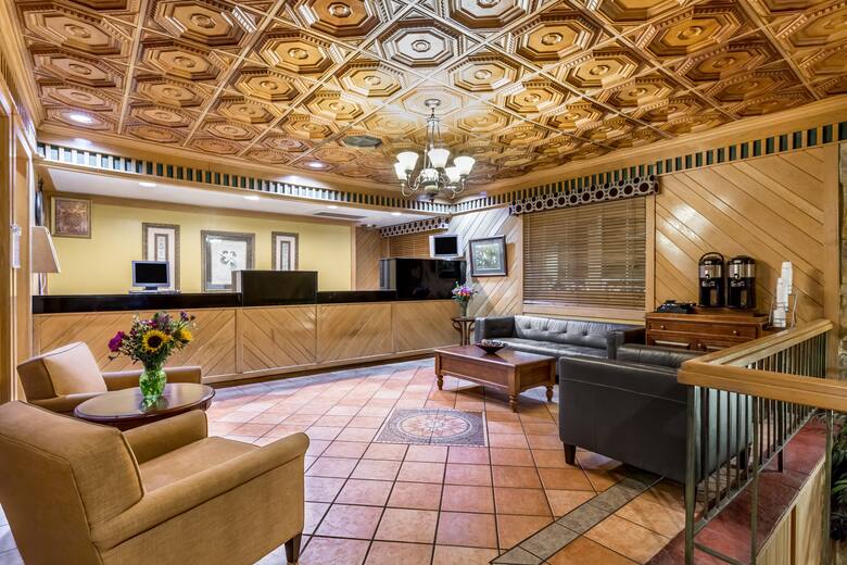 Hotelname City Hotels Fl 32501 Days Inn Pensacola Historic Downtown Hotel Lobby In Florida