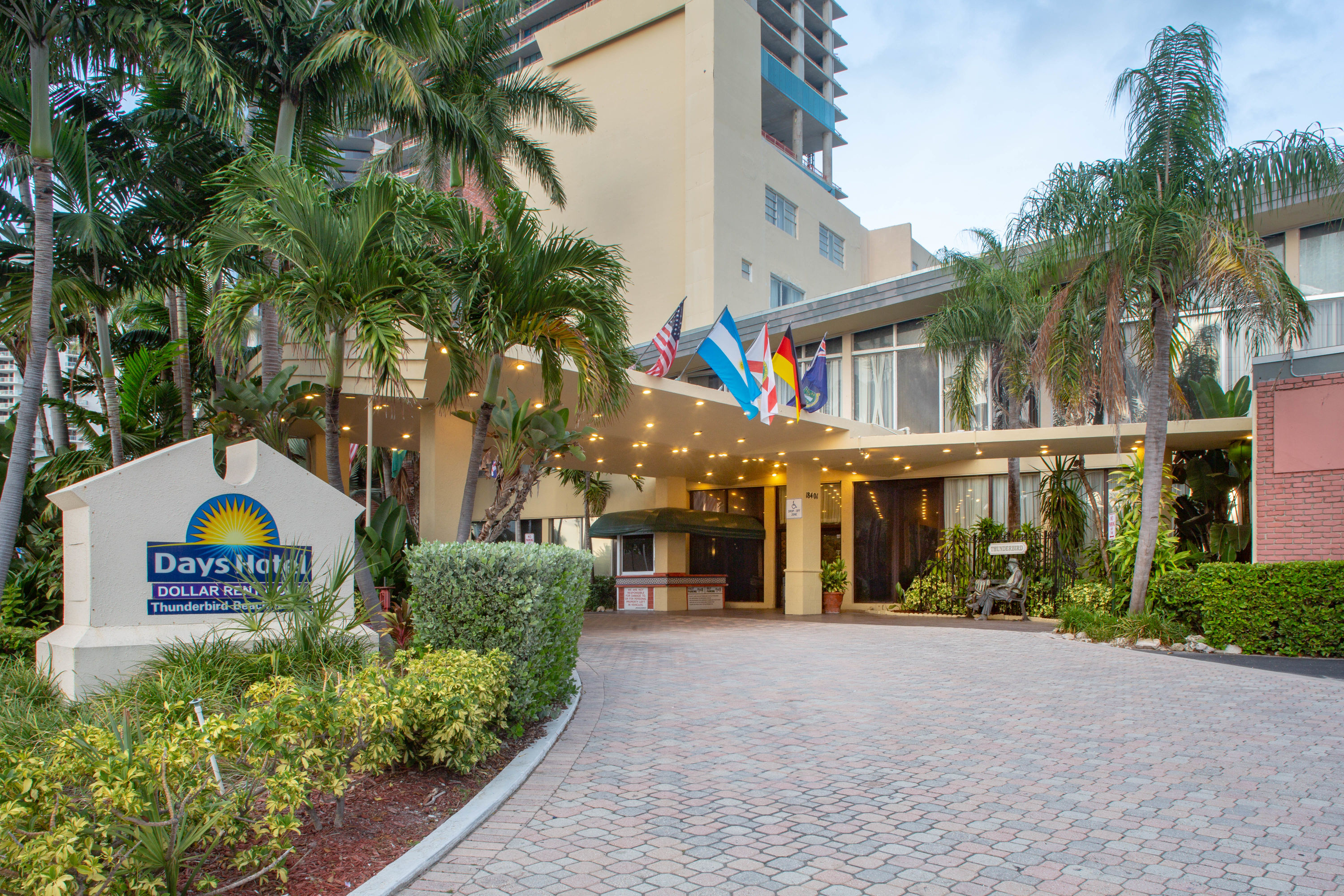 Days Hotel By Wyndham Thunderbird Beach Resort Sunny