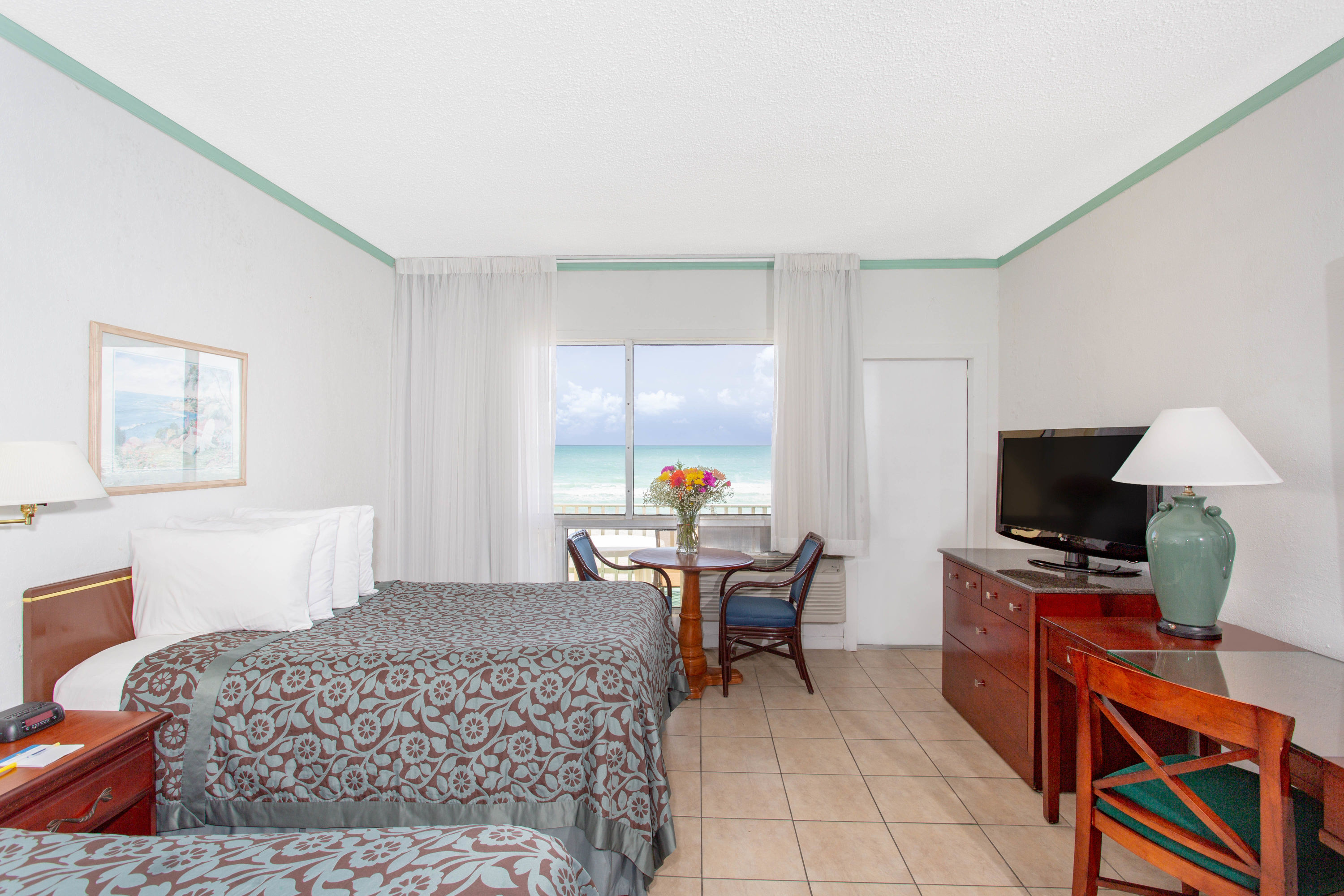 Days Hotel By Wyndham Thunderbird Beach Resort Sunny