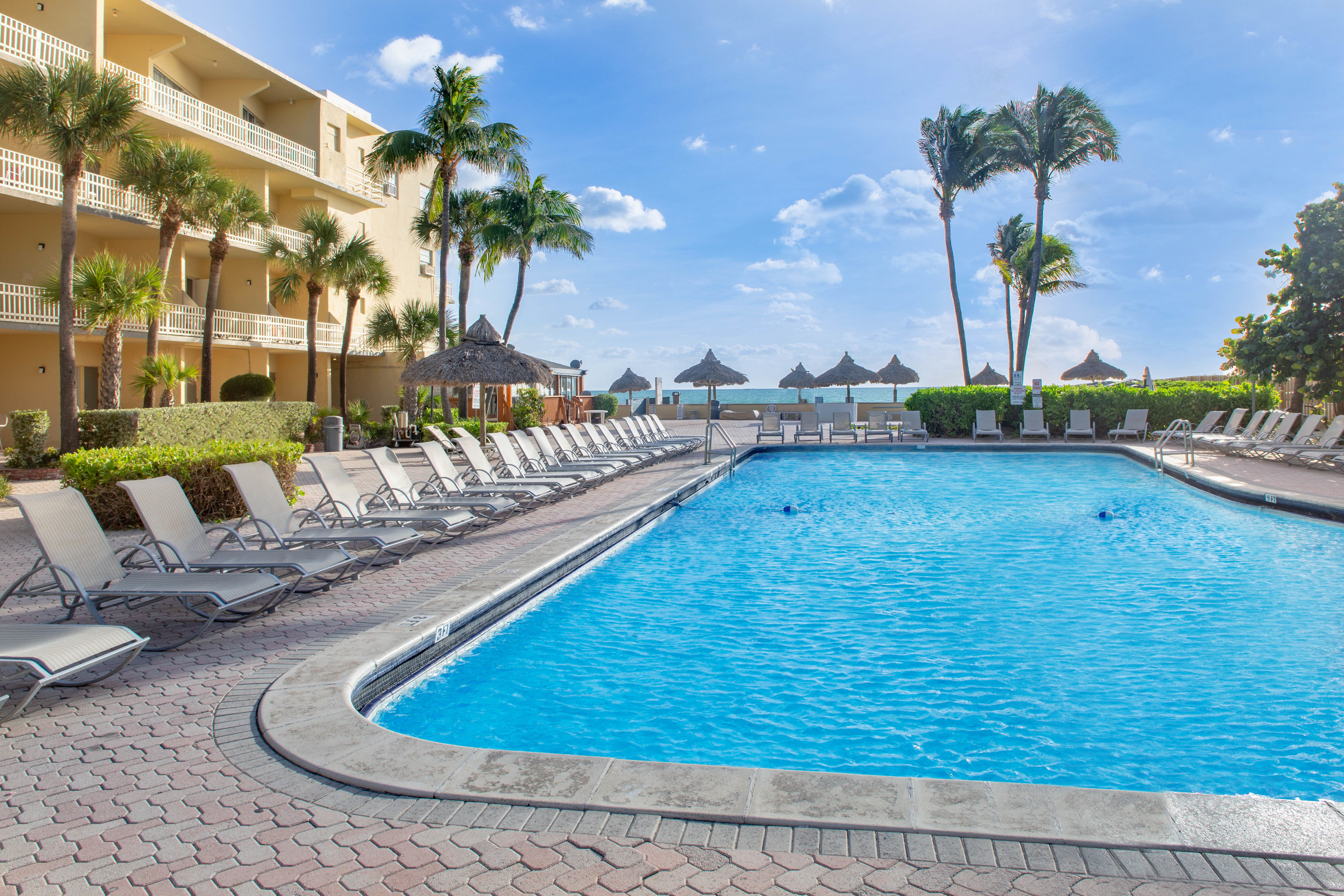 Days Hotel By Wyndham Thunderbird Beach Resort Sunny