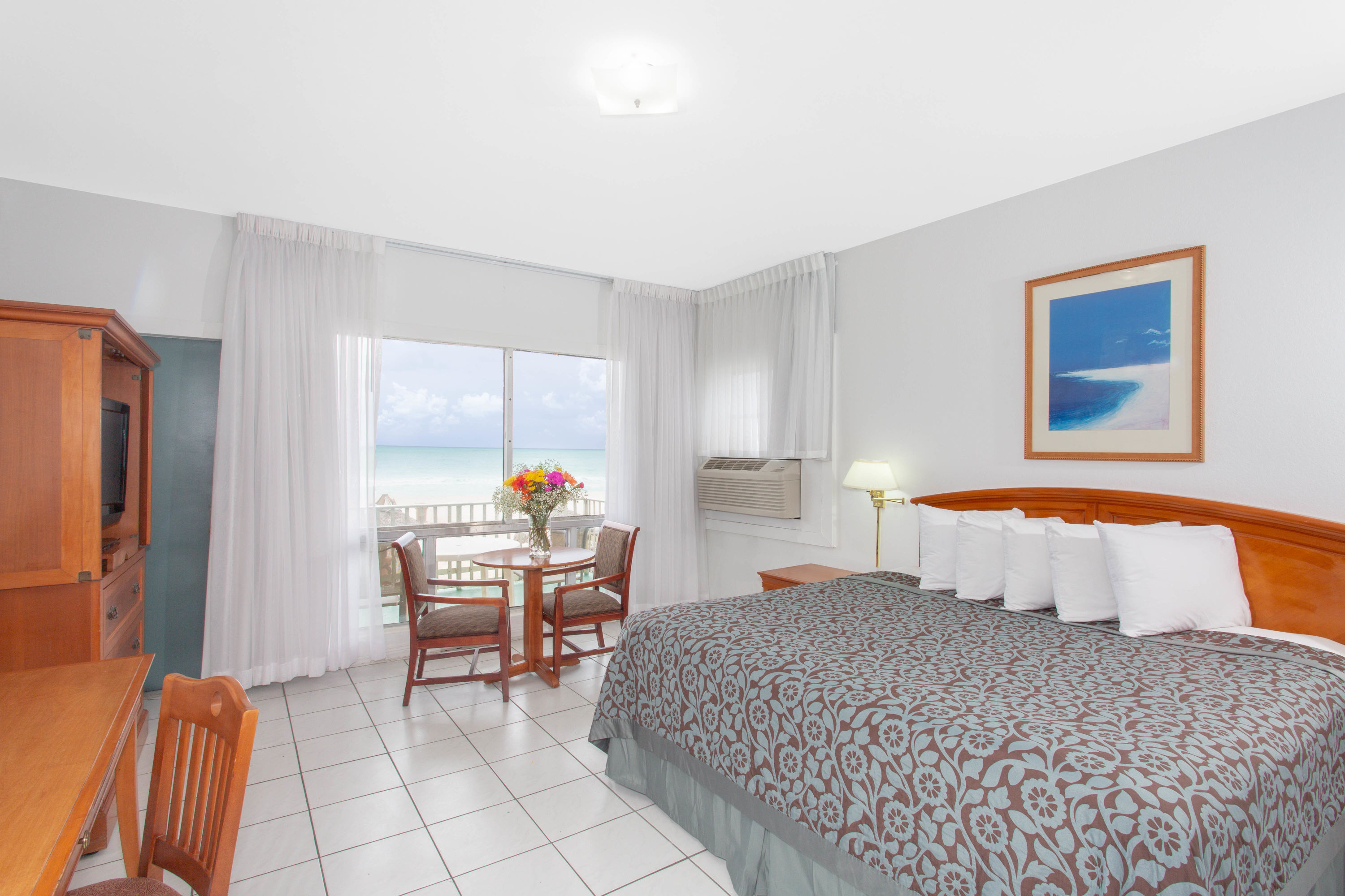 Days Hotel By Wyndham Thunderbird Beach Resort Sunny