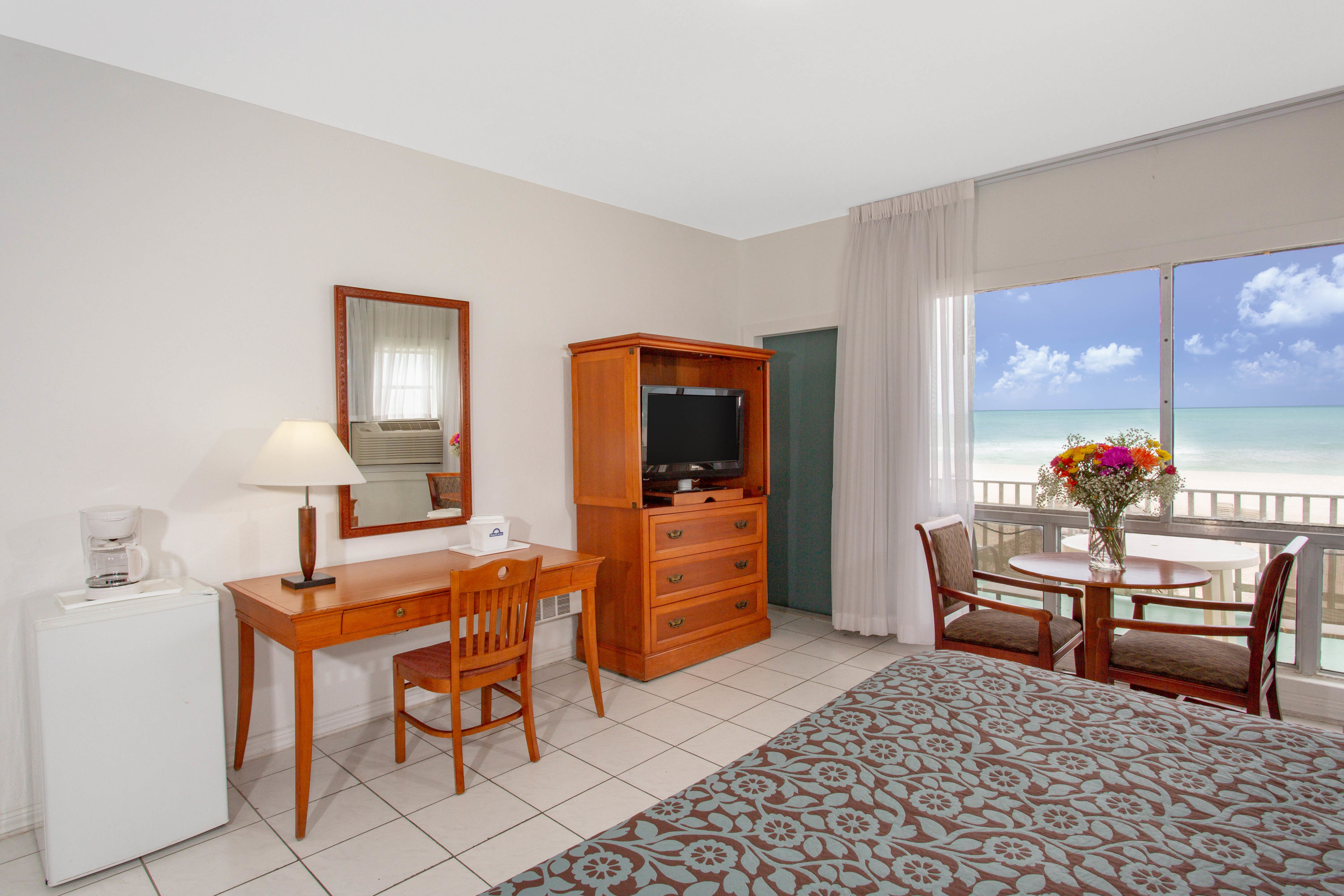 Days Hotel By Wyndham Thunderbird Beach Resort Sunny