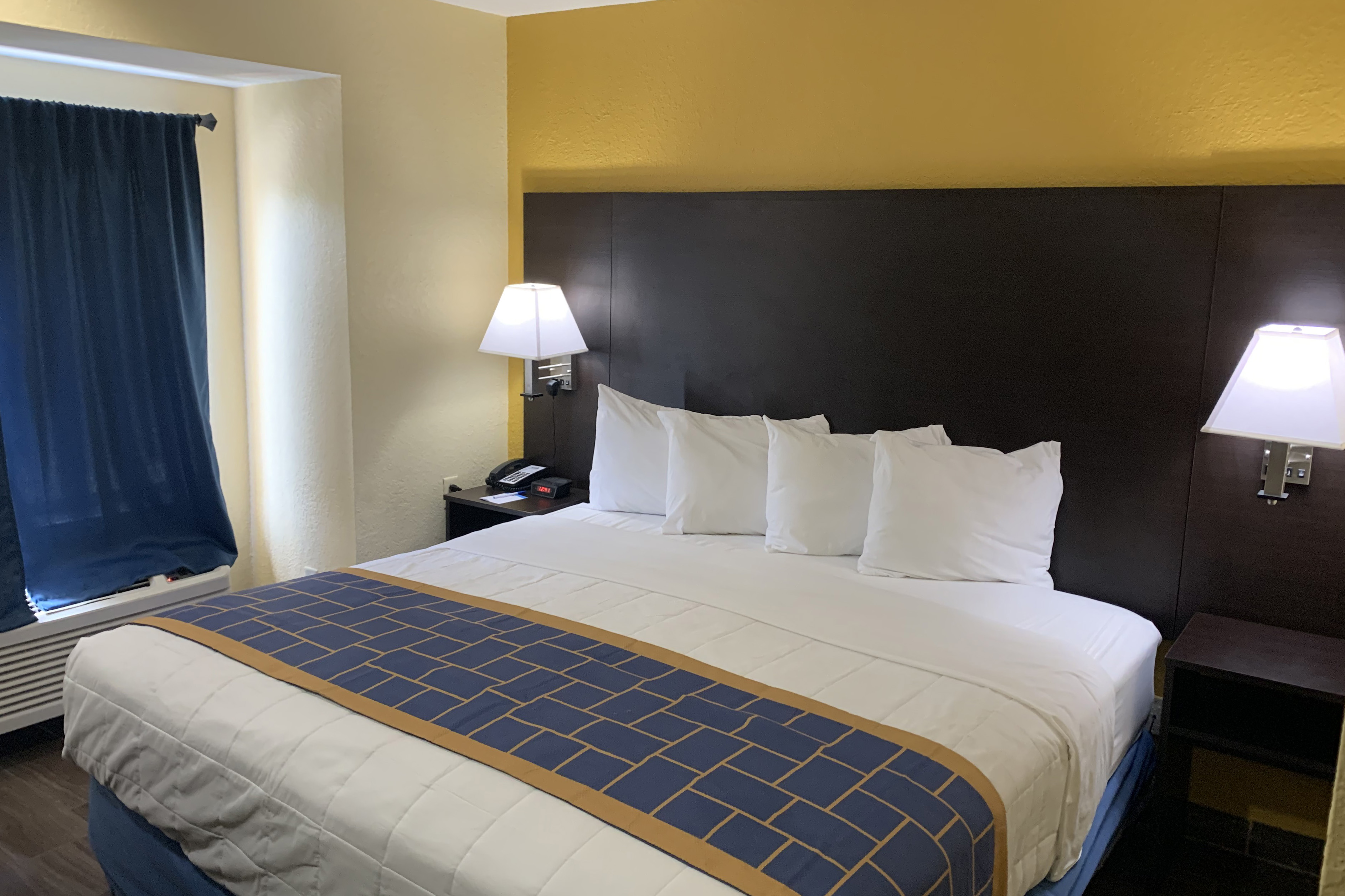Days Inn Amp Suites By Wyndham Tampa Raymond James Stadium